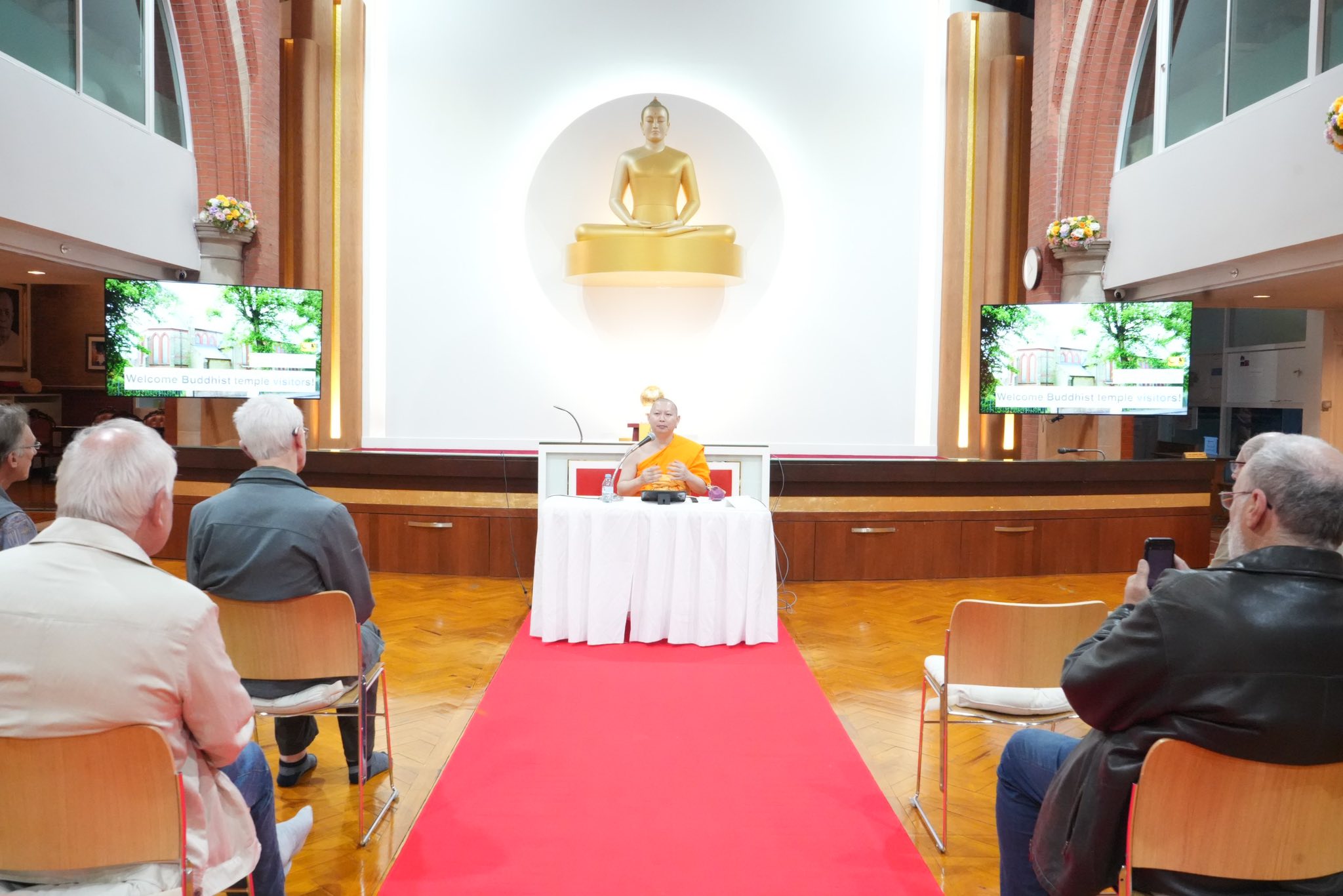 คณะผู้นำศาสนาเมือง Woking เยี่ยมชมวัดพระธรรมกายลอนดอน