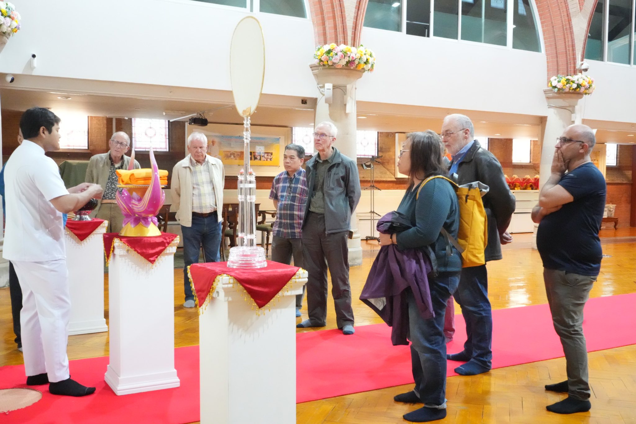 คณะผู้นำศาสนาเมือง Woking เยี่ยมชมวัดพระธรรมกายลอนดอน