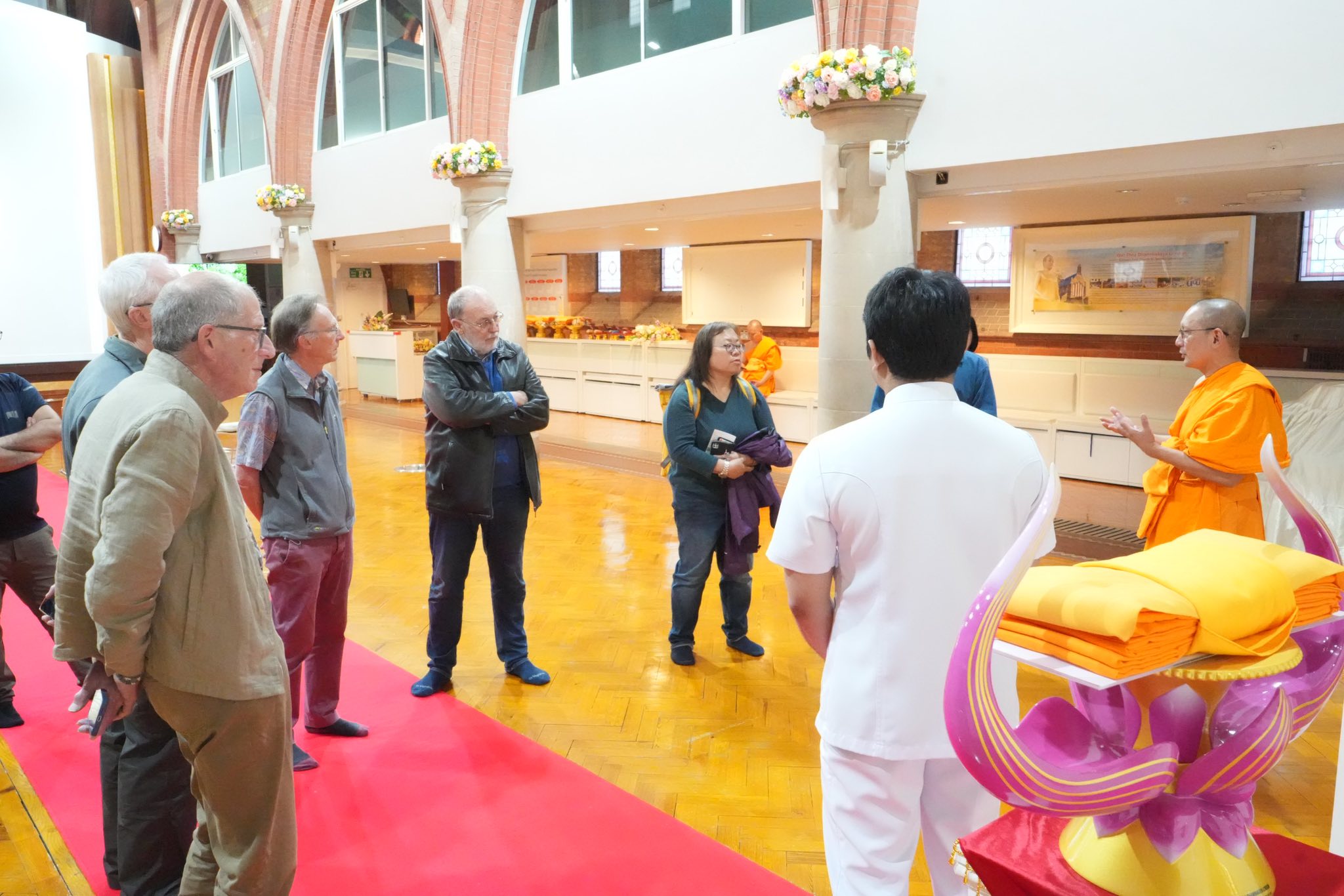 คณะผู้นำศาสนาเมือง Woking เยี่ยมชมวัดพระธรรมกายลอนดอน