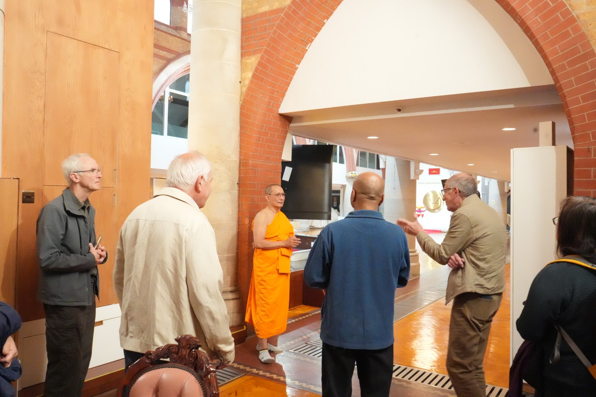 คณะผู้นำศาสนาเมือง Woking เยี่ยมชมวัดพระธรรมกายลอนดอน