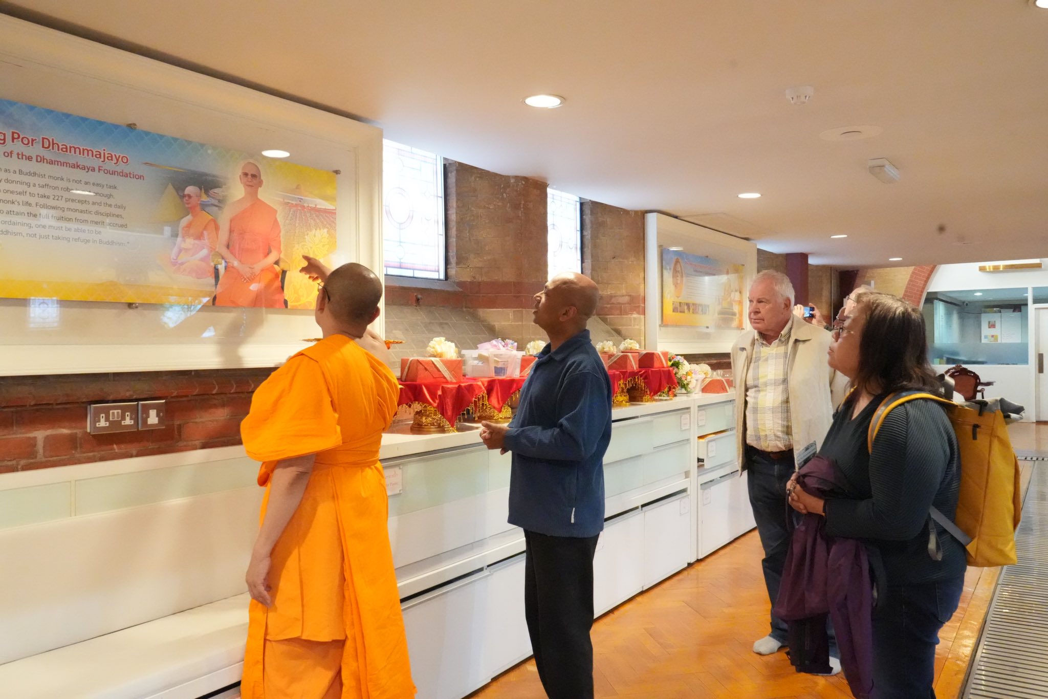 คณะผู้นำศาสนาเมือง Woking เยี่ยมชมวัดพระธรรมกายลอนดอน