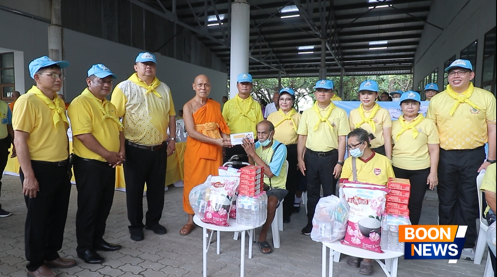 พระครูปลัดรัตนวีรวัฒน์ เจ้าอาวาสวัดพระธรรมกาย มอบเครื่องอุปโภคบริโภคและมอบปัจจัยส่งแรงใจแก่ผู้เปราะบางจำนวน 10 ครอบครัว