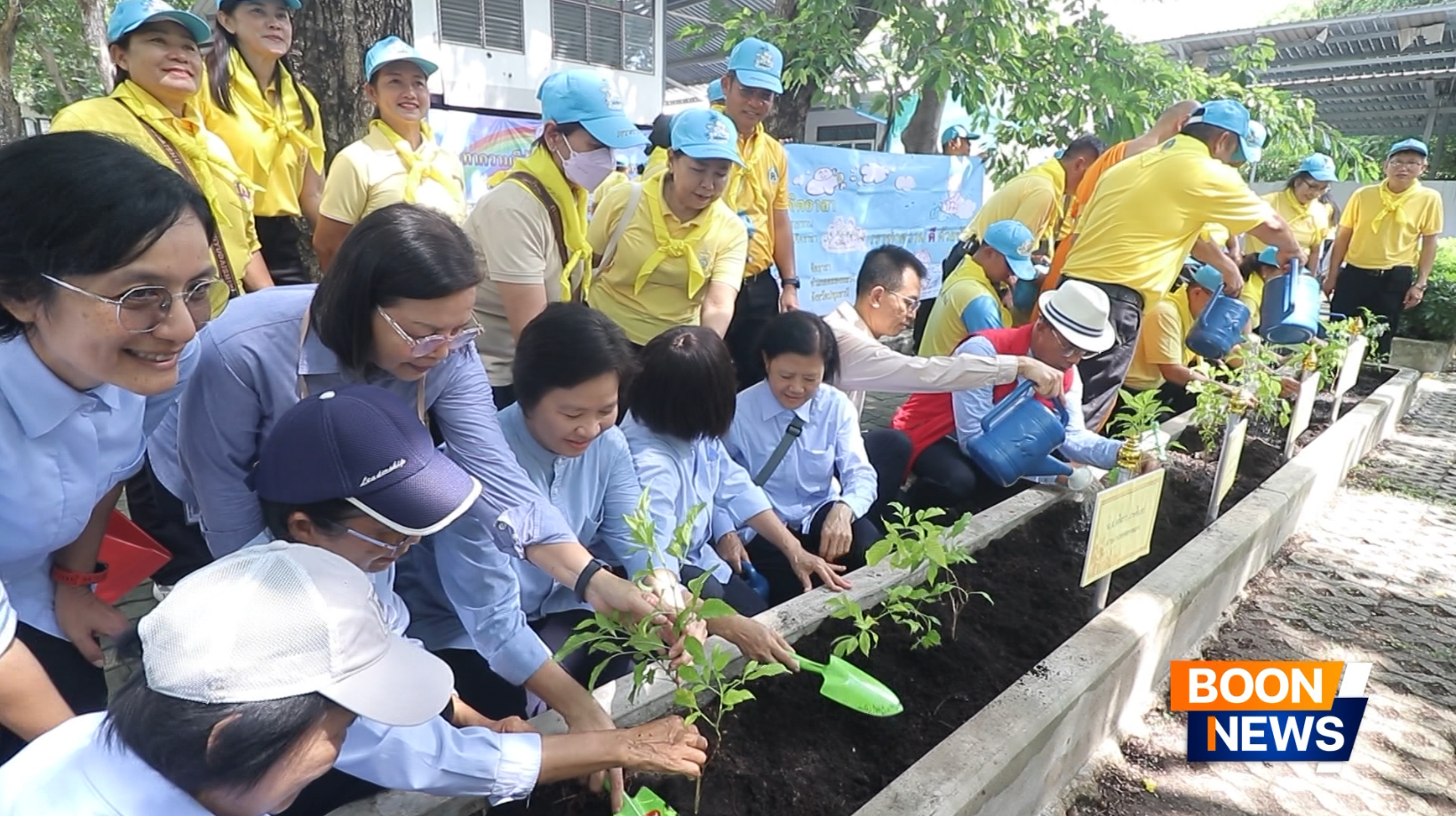 ปลูกต้นไม้ ทำความสะอาดบริเวณลานกิจกรรมหน้าอาคารปลูกศรัทธา