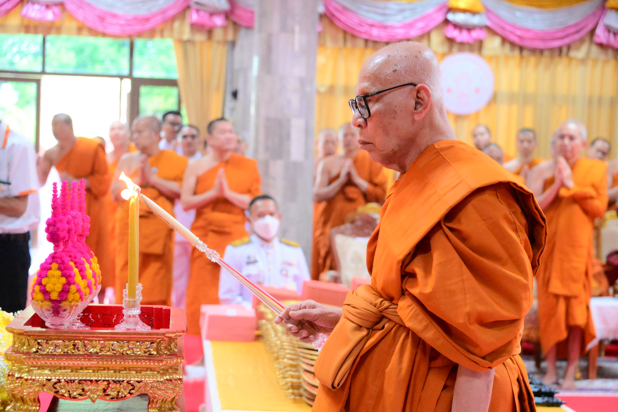 พิธีทรงตั้งเปรียญธรรม 3 ประโยค และมอบประกาศนียบัตร ประโยค 1-2 แก่พระภิกษุสามเณรหนตะวันออก ภาค 8 และภาค10