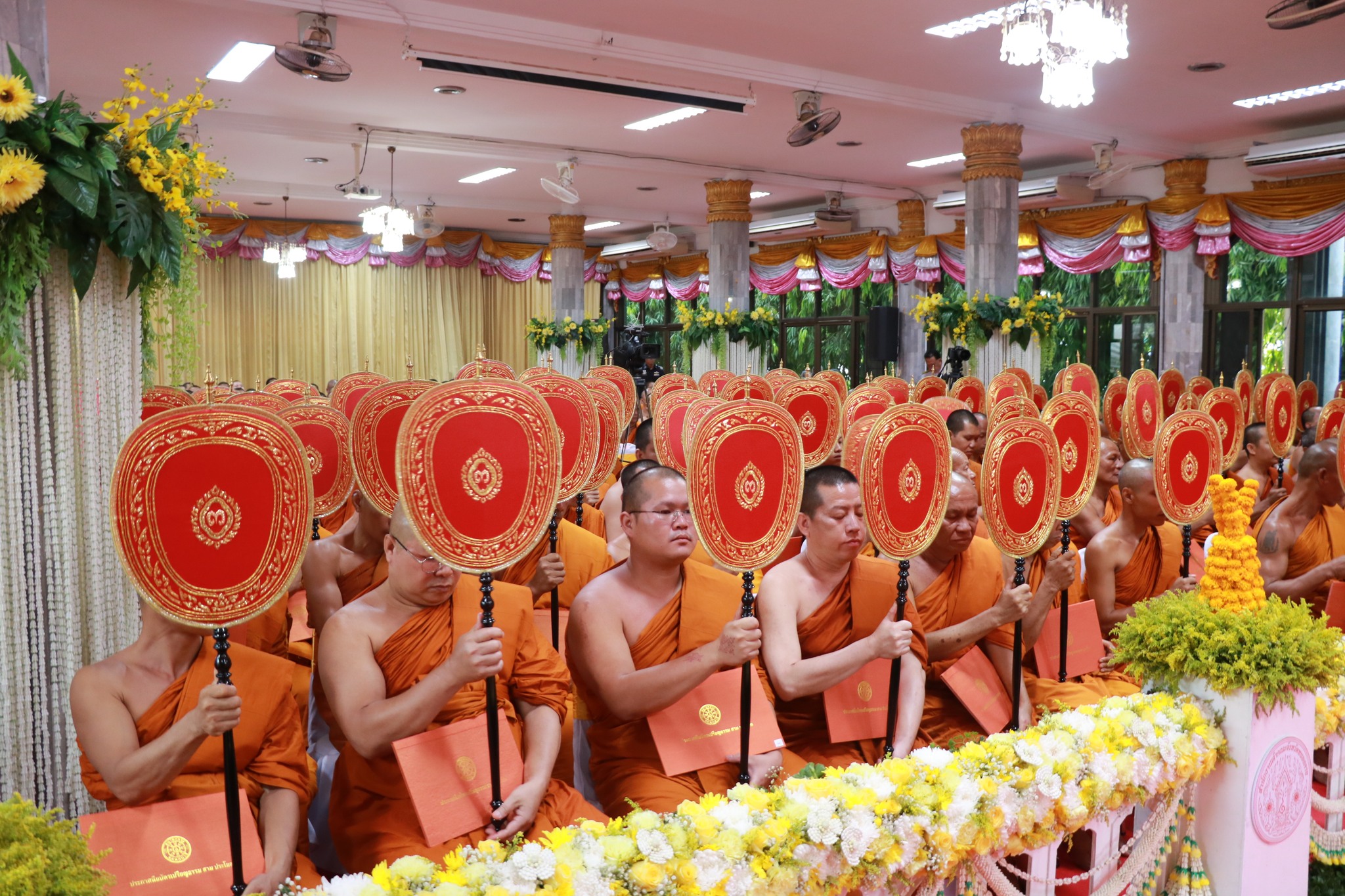 พิธีทรงตั้งเปรียญธรรม 3 ประโยค และมอบประกาศนียบัตร ประโยค 1-2 แก่พระภิกษุสามเณรหนตะวันออก ภาค 8 และภาค10