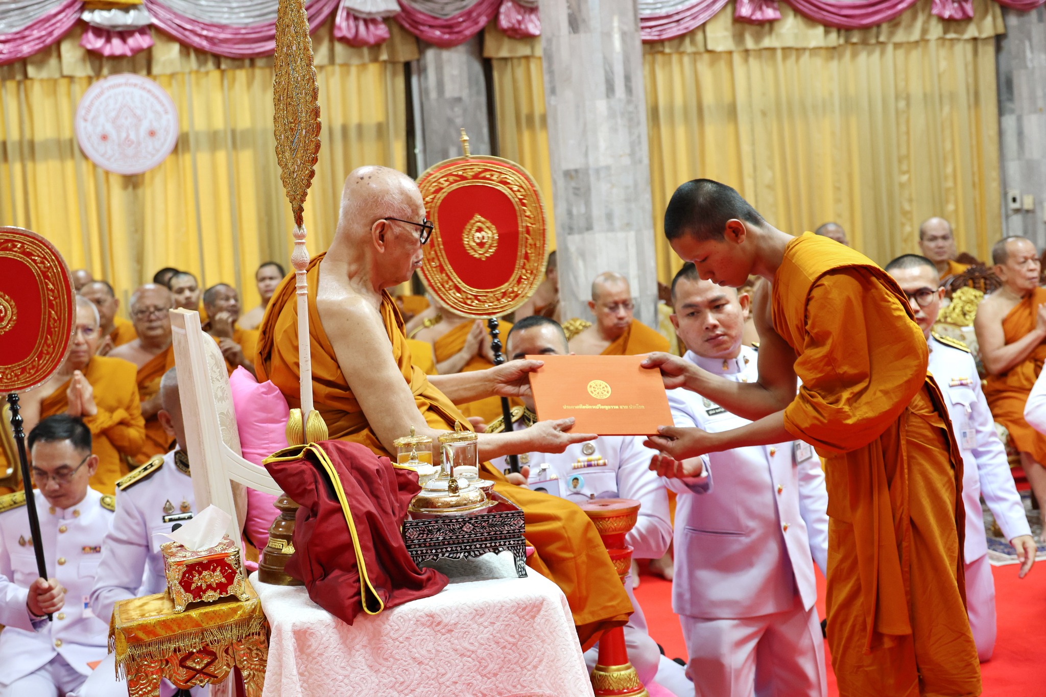 พิธีทรงตั้งเปรียญธรรม 3 ประโยค และมอบประกาศนียบัตร ประโยค 1-2 แก่พระภิกษุสามเณรหนตะวันออก ภาค 8 และภาค10
