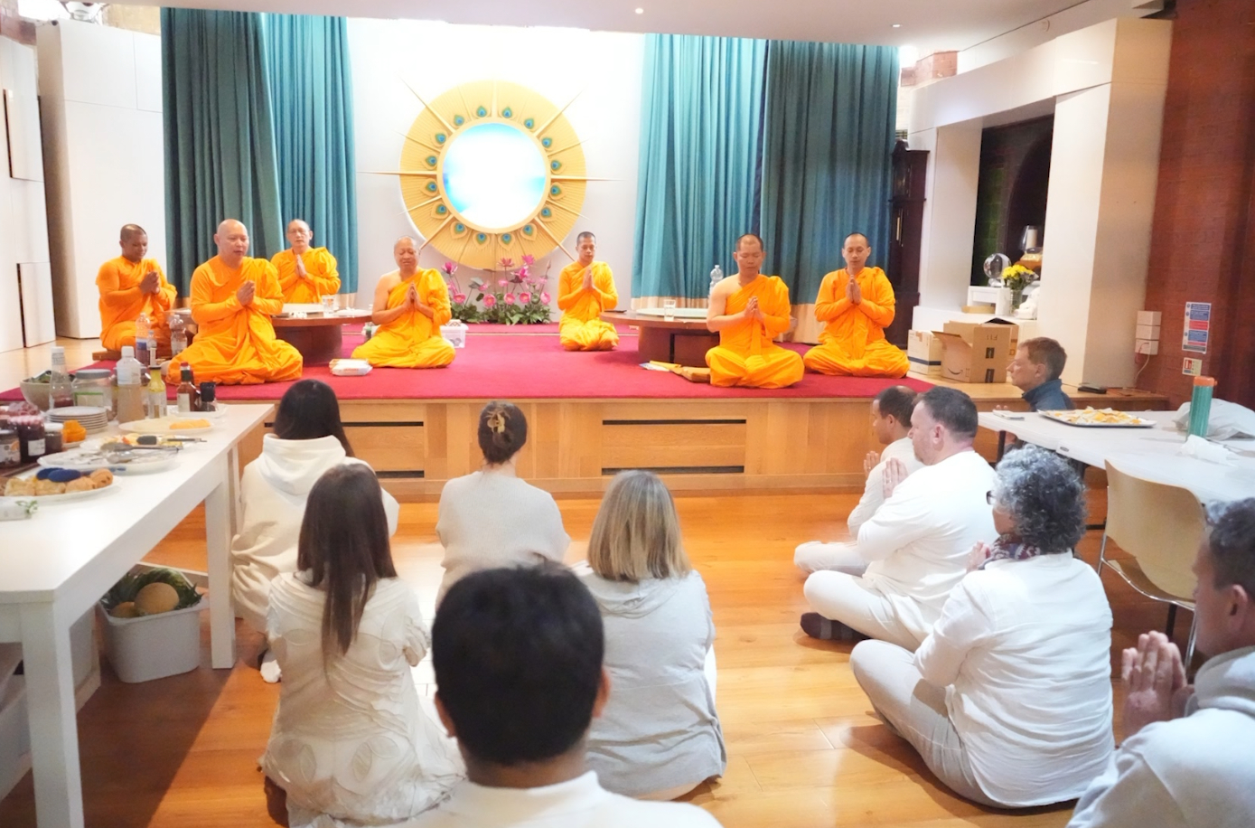 วัดพระธรรมกายลอนดอน จัดปฏิบัติธรรมสุดสัปดาห์ให้กับชาวท้องถิ่น