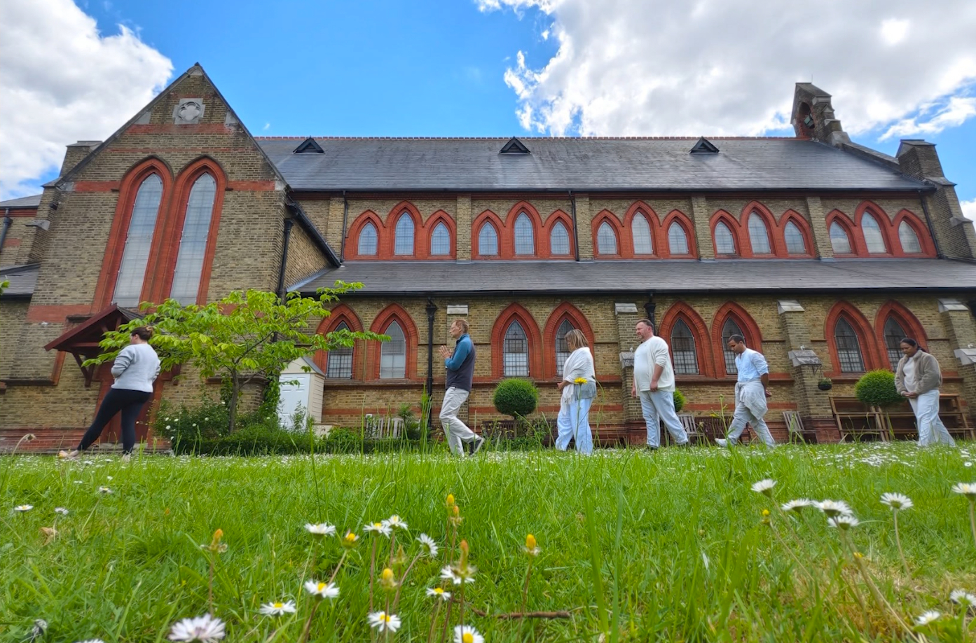 วัดพระธรรมกายลอนดอน จัดปฏิบัติธรรมสุดสัปดาห์ให้กับชาวท้องถิ่น