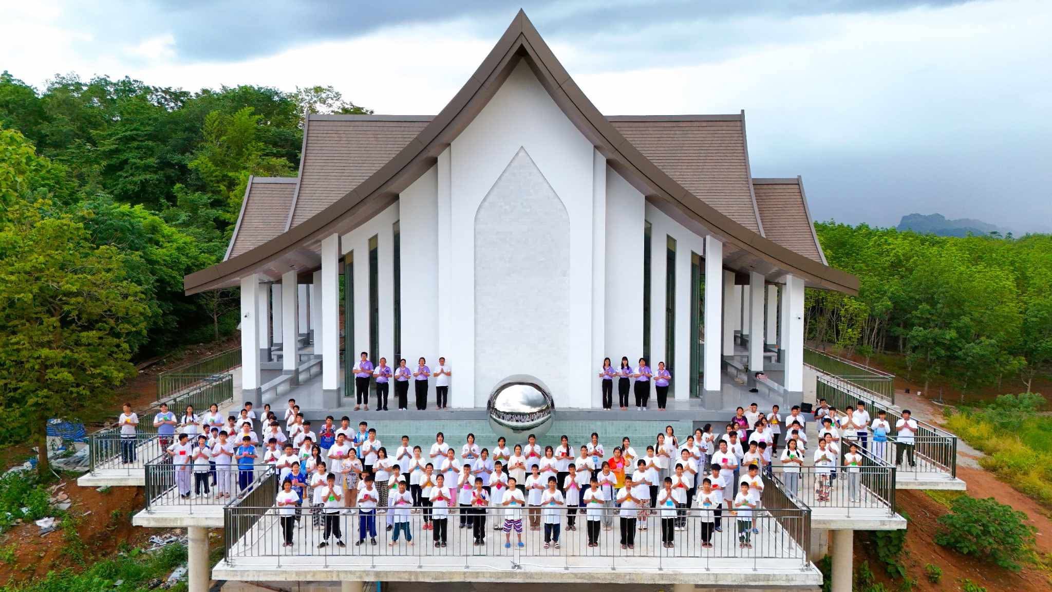 ศูนย์ปฏิบัติธรรมแก้วเมืองเลย จัดอบรมศีลธรรม โรงเรียนชุมชนบ้านท่าสะอาด