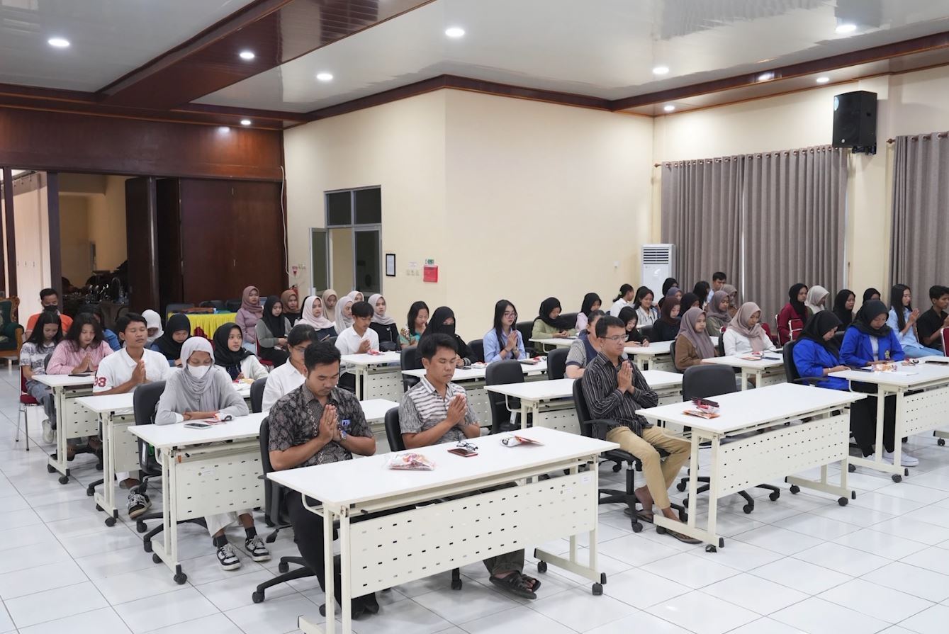 พระสงฆ์วัดพระธรรมกาย เยือนวิทยาลัยราเดนวิจายา อินโดนีเซีย