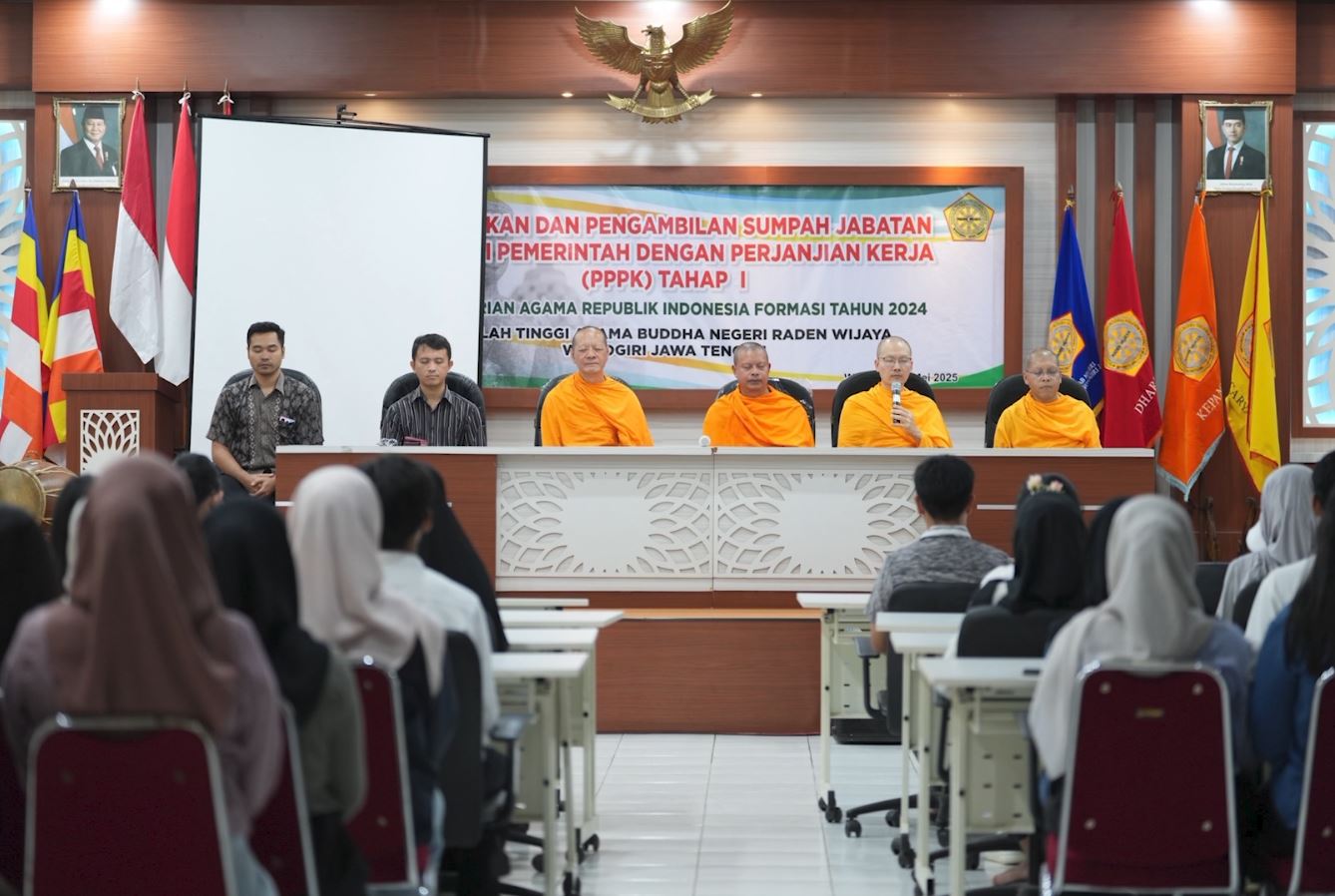 พระสงฆ์วัดพระธรรมกาย เยือนวิทยาลัยราเดนวิจายา อินโดนีเซีย