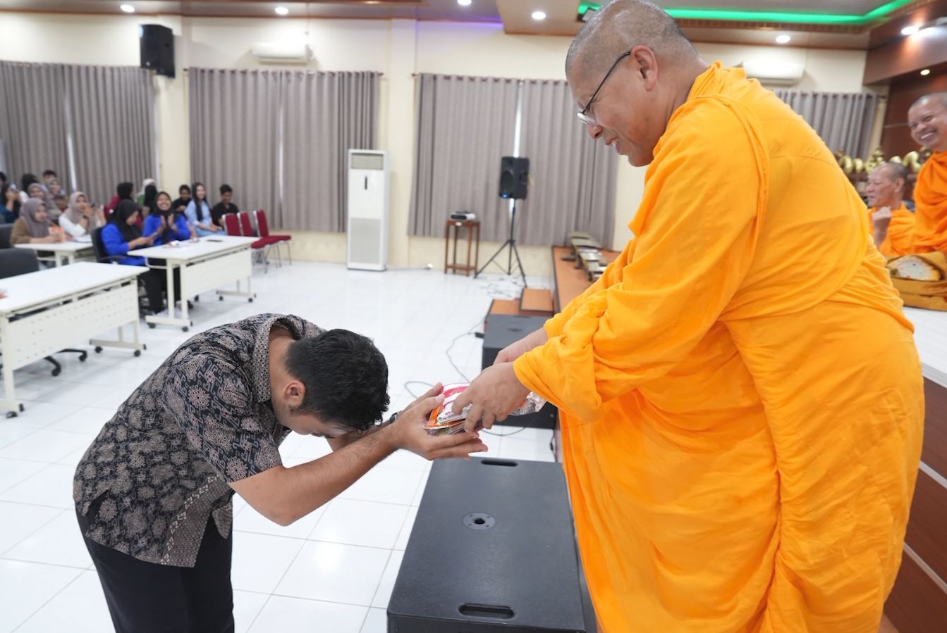 พระสงฆ์วัดพระธรรมกาย เยือนวิทยาลัยราเดนวิจายา อินโดนีเซีย