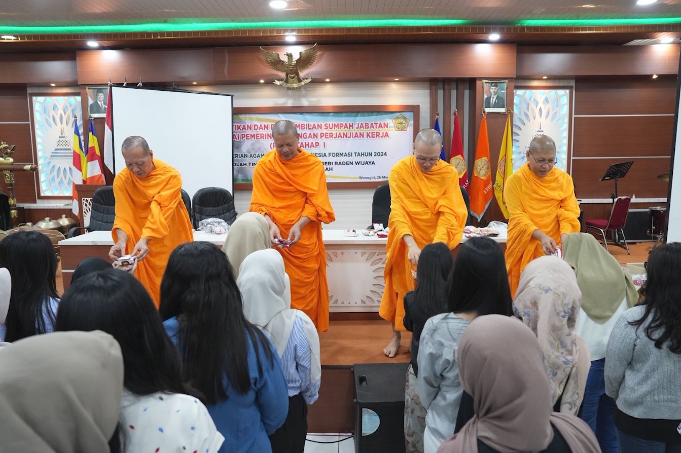 พระสงฆ์วัดพระธรรมกาย เยือนวิทยาลัยราเดนวิจายา อินโดนีเซีย