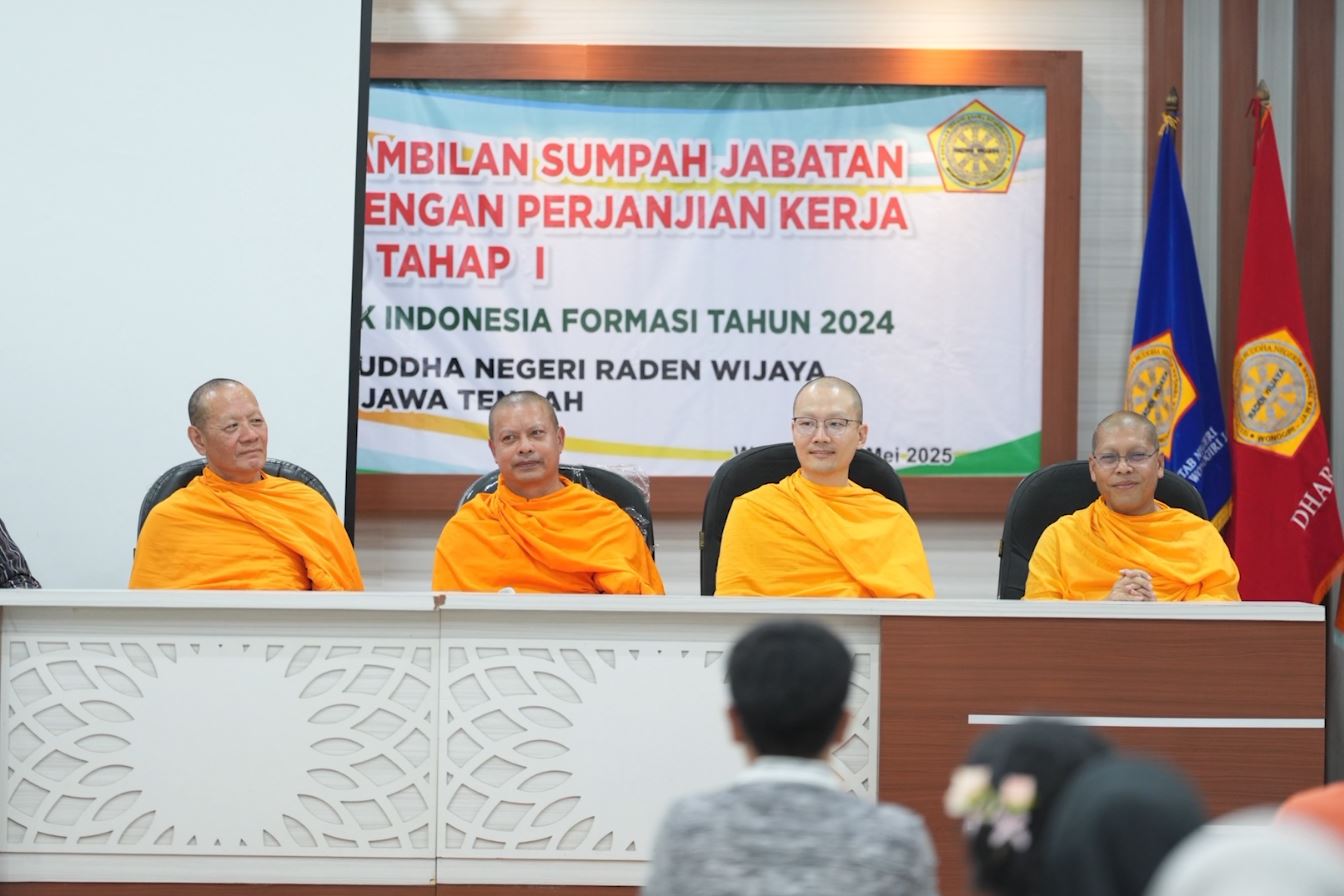 พระสงฆ์วัดพระธรรมกาย เยือนวิทยาลัยราเดนวิจายา อินโดนีเซีย