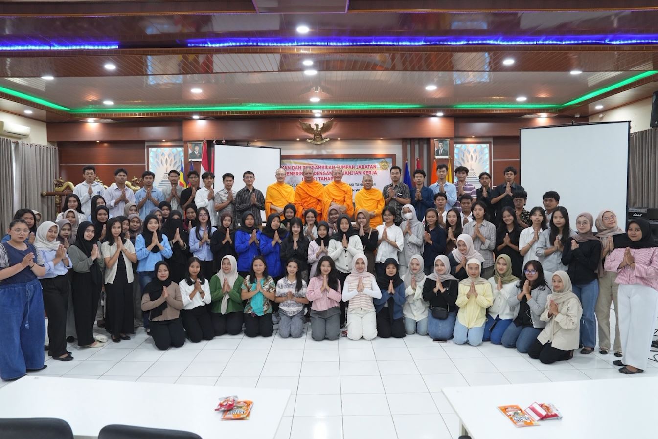 พระสงฆ์วัดพระธรรมกาย เยือนวิทยาลัยราเดนวิจายา อินโดนีเซีย