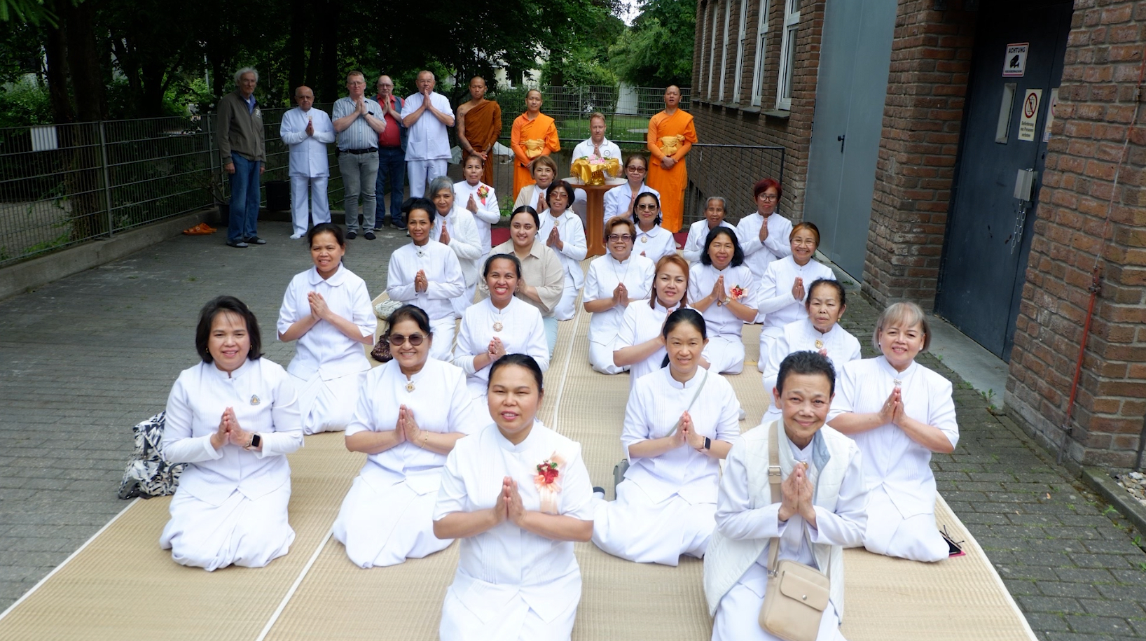 ทุกท่านได้ถ่ายภาพประวัติศาสตร์ร่วมกัน เพื่อเป็นเครื่องตรึกระลึกนึกถึงบุญที่ได้มาสั่งสมบุญร่วมกันในครั้งนี้