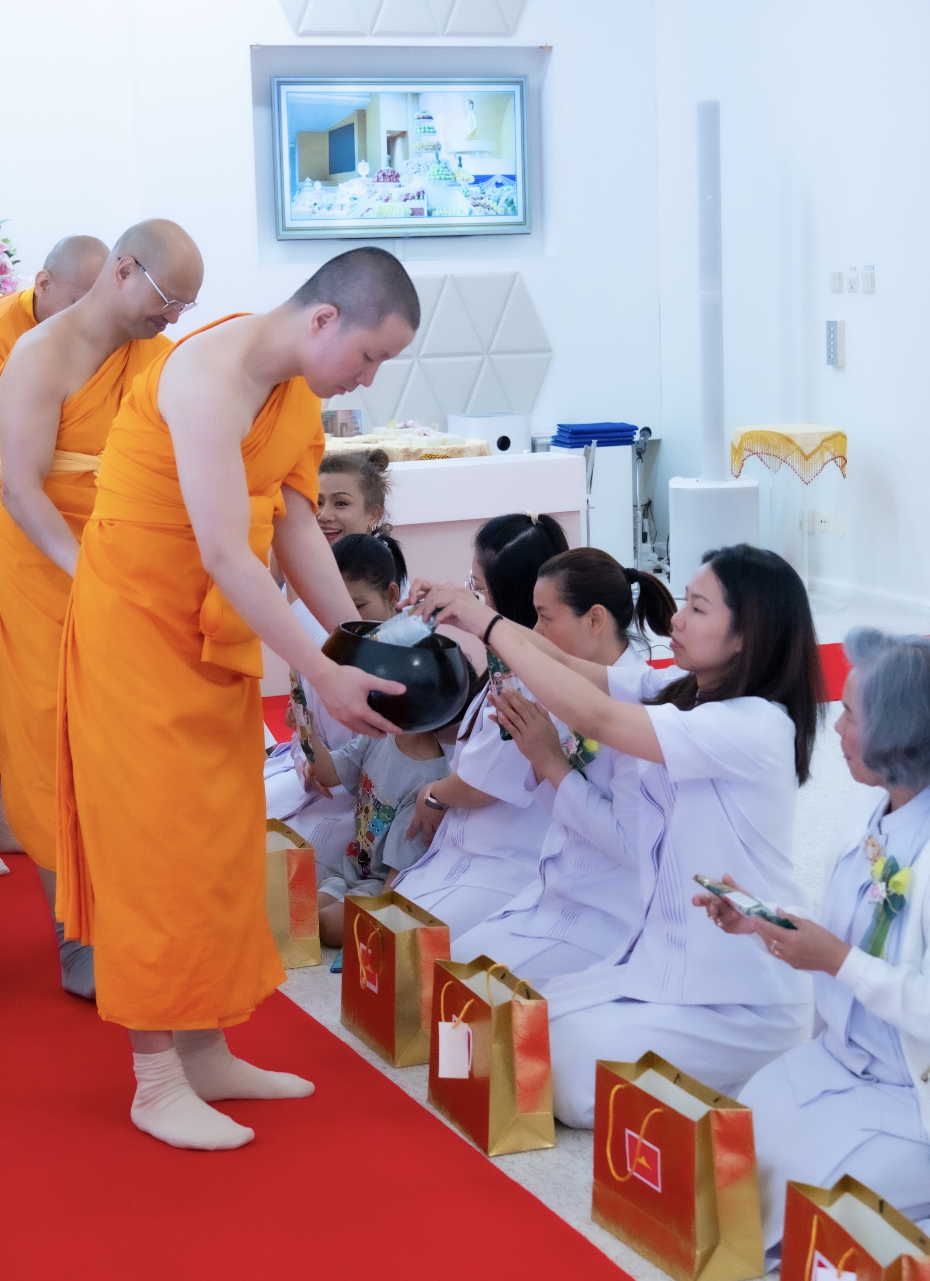วัดพระธรรมกายสตอกโฮล์ม จัดงานบุญบูชาข้าวพระ