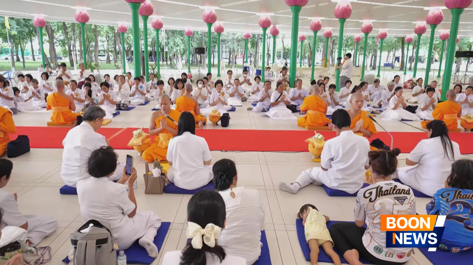 พิธีถวายบาตร ผ้าไตรและจตุปัจจัยไทยธรรมแด่สามเณรผู้เข้ารับการอุปสมบท