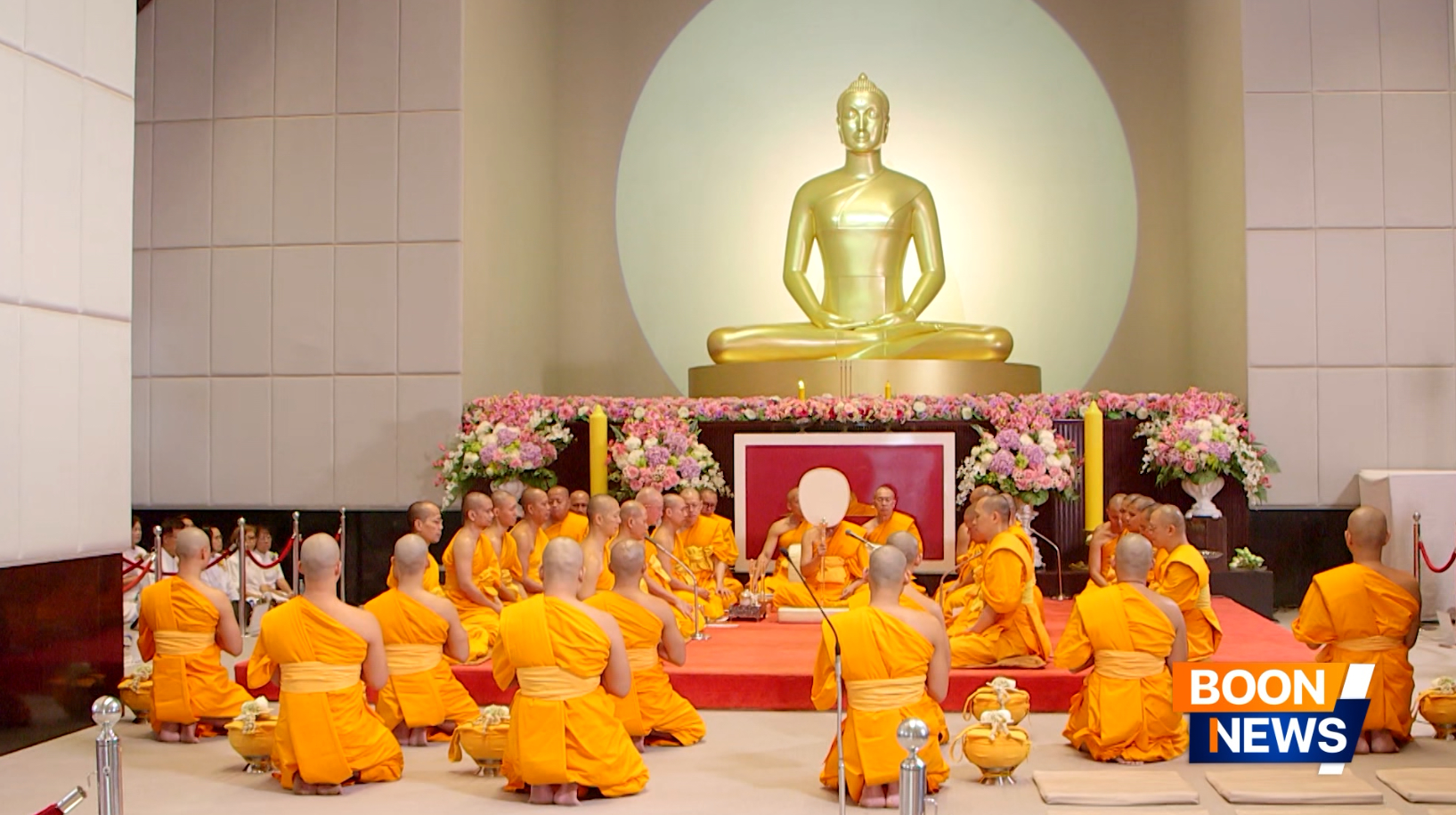 ผู้ปกครองรอคอยที่จะได้เห็นสามเณรได้บวชเป็นพระภิกษุ