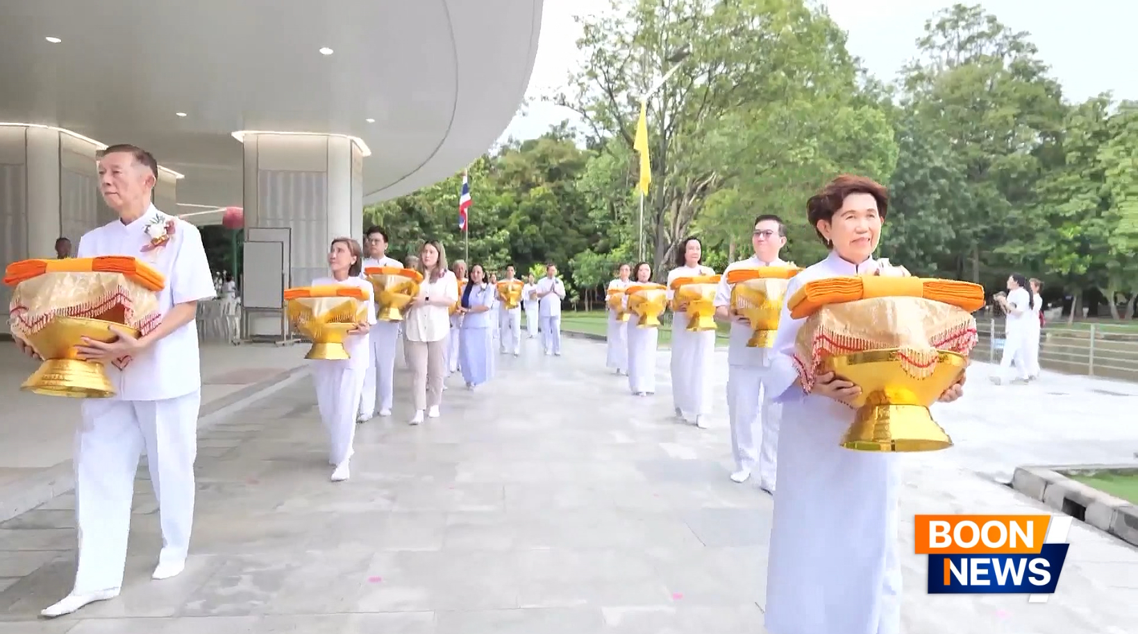 ท่านเจ้าภาพผู้สนับสนุนโครงการบวช ผู้ปกครองและสาธุชนได้ร่วมพิธีเวียนประทักษิณรอบอุโบสถพระไตรปิฎก วัดพระธรรมกาย