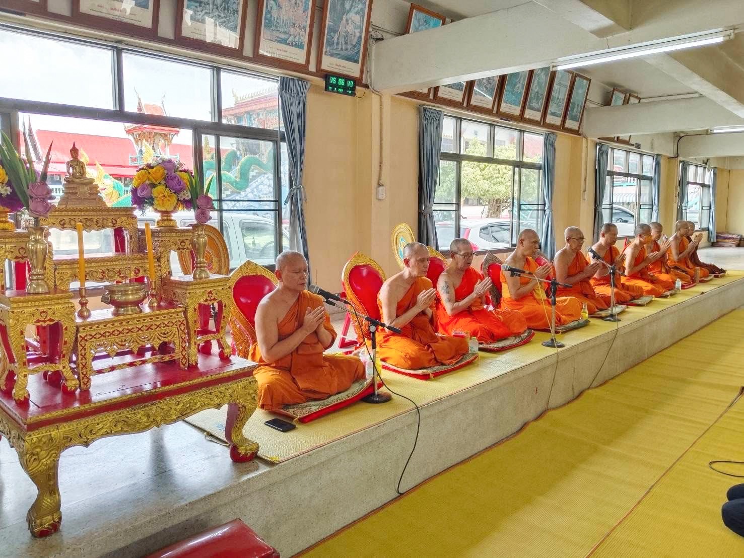 คณะสงฆ์อำเภอคลองหลวง ร่วมกับอำเภอคลองหลวง จัดพิธีเจริญพระพุทธมนต์เฉลิมพระเกียรติ