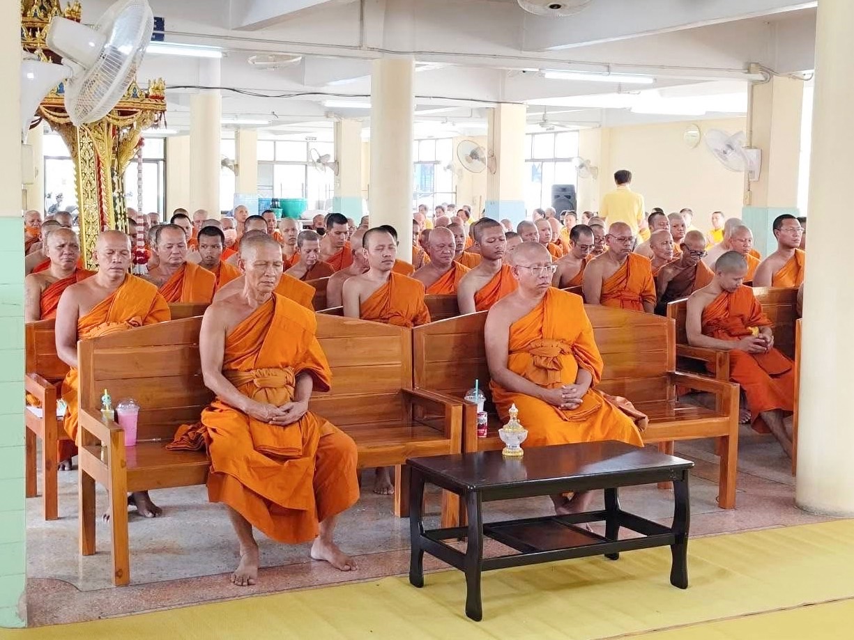 คณะสงฆ์อำเภอคลองหลวง ร่วมกับอำเภอคลองหลวง จัดพิธีเจริญพระพุทธมนต์เฉลิมพระเกียรติ