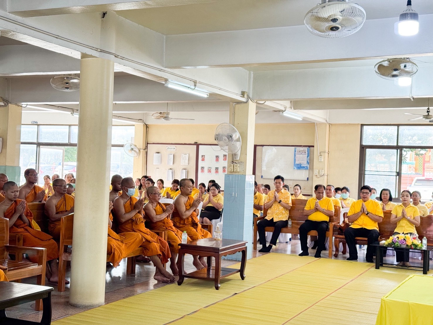 คณะสงฆ์อำเภอคลองหลวง ร่วมกับอำเภอคลองหลวง จัดพิธีเจริญพระพุทธมนต์เฉลิมพระเกียรติ