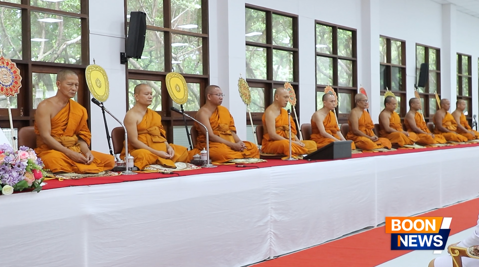 คณะสงฆ์ได้เจริญพระพุทธมนต์ นำโดยพระครูวิจิตรอาภากร เจ้าคณะอำเภอคลองหลวง เจ้าอาวาสวัดสว่างภพ