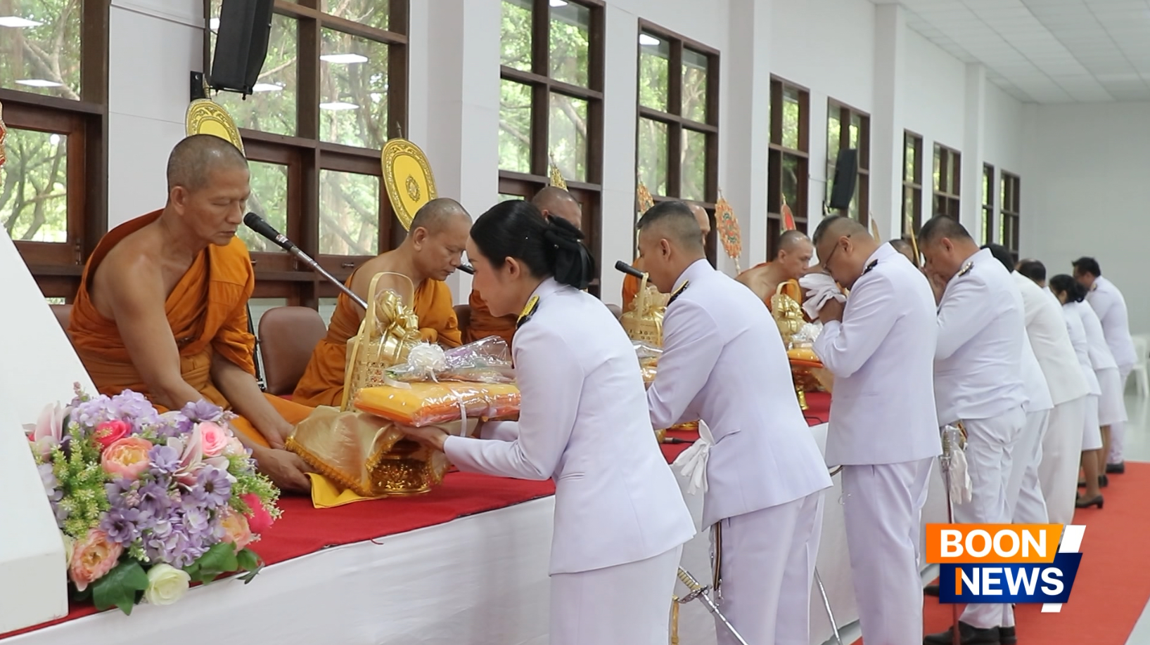 ประธานในพิธีพร้อมด้วยหัวหน้าส่วนราชการ ได้ถวายผ้าไตรและเครื่องไทยธรรมแด่คณะสงฆ์