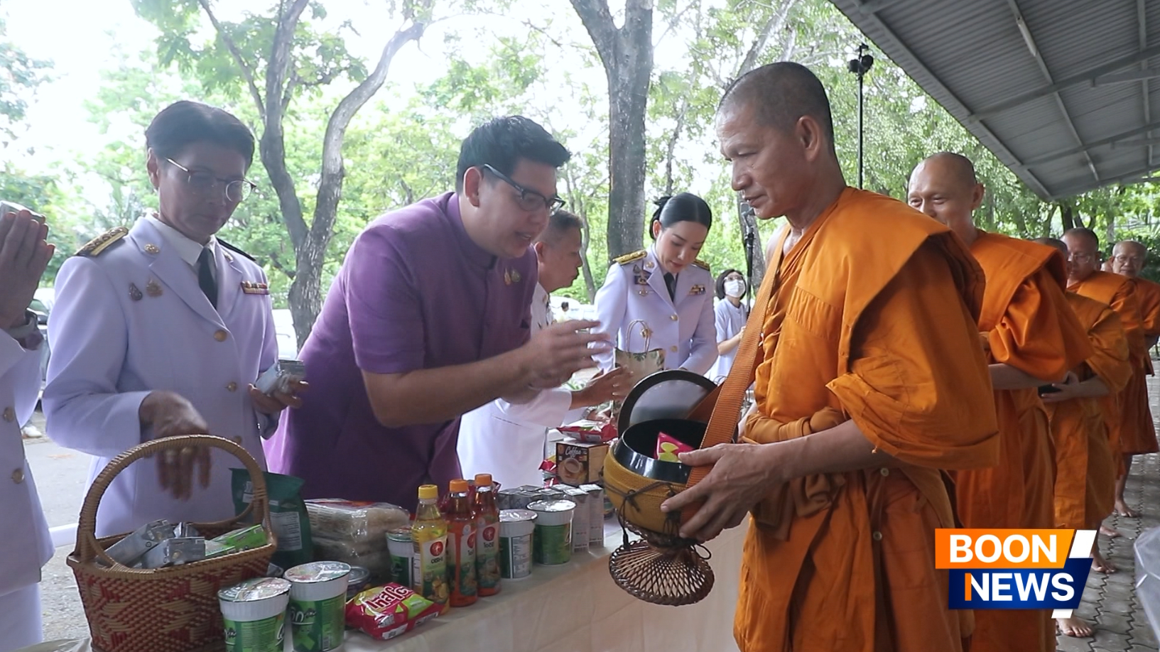 ผู้แทนมูลนิธิธรรมกายและคณะศิษยานุศิษย์วัดพระธรรมกายกว่า 100 ท่าน ได้ร่วมทำบุญตักบาตรแด่คณะสงฆ์