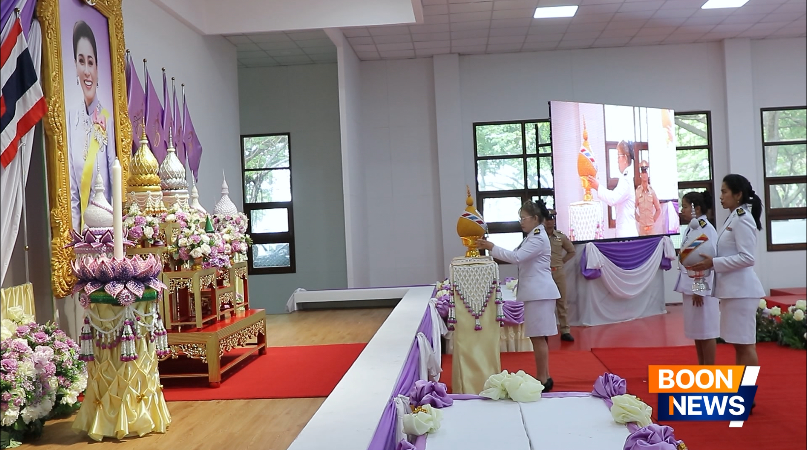 วางพานพุ่มทอง พานพุ่มเงิน หน้าพระฉายาลักษณ์ สมเด็จพระนางเจ้าฯพระบรมราชินี