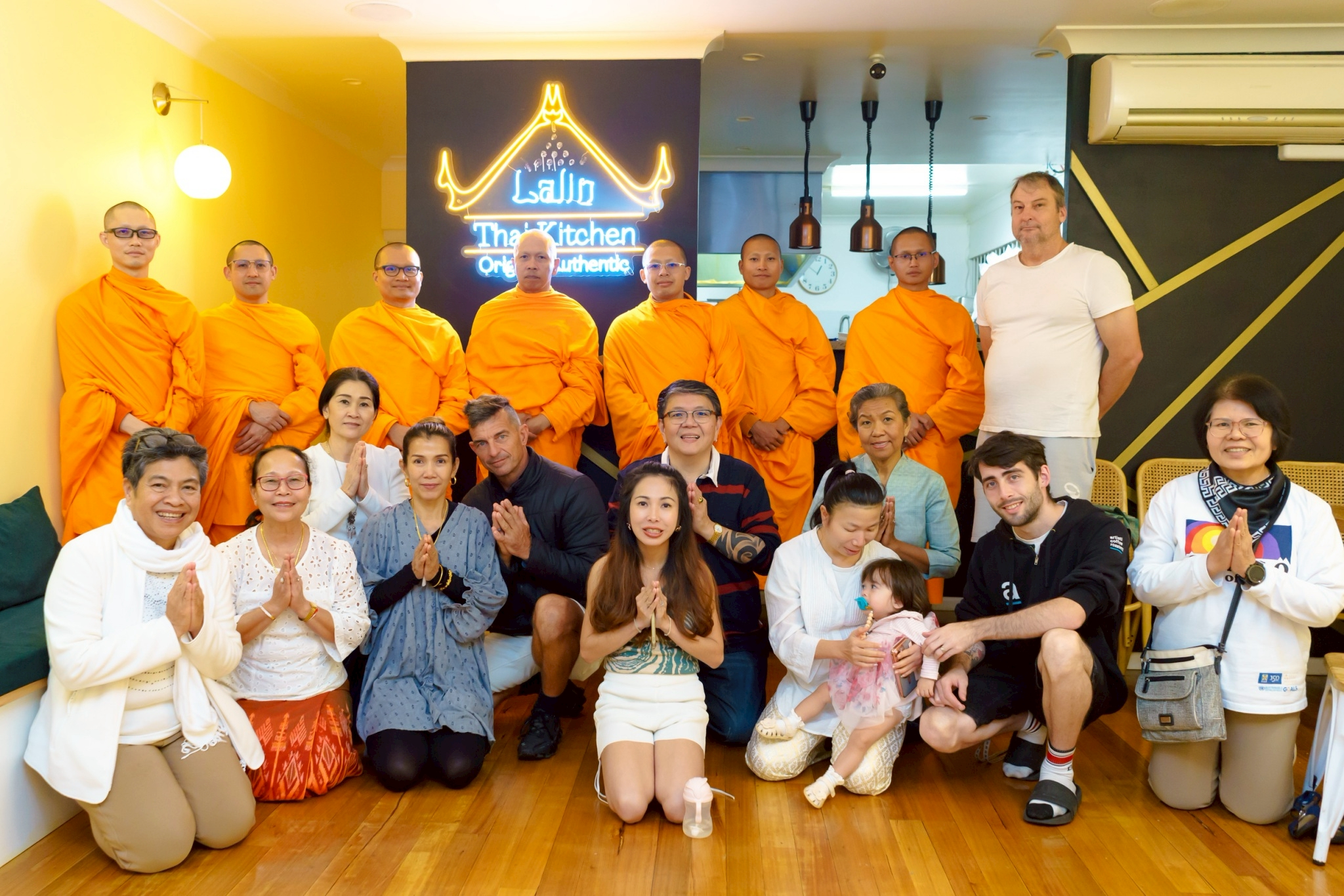 ถ่ายรูปหมู่ร่วมกัน เพื่อไว้ตรึกระลึกนึกถึงบุญ ที่ได้ทำร่วมกันในครั้งนี้