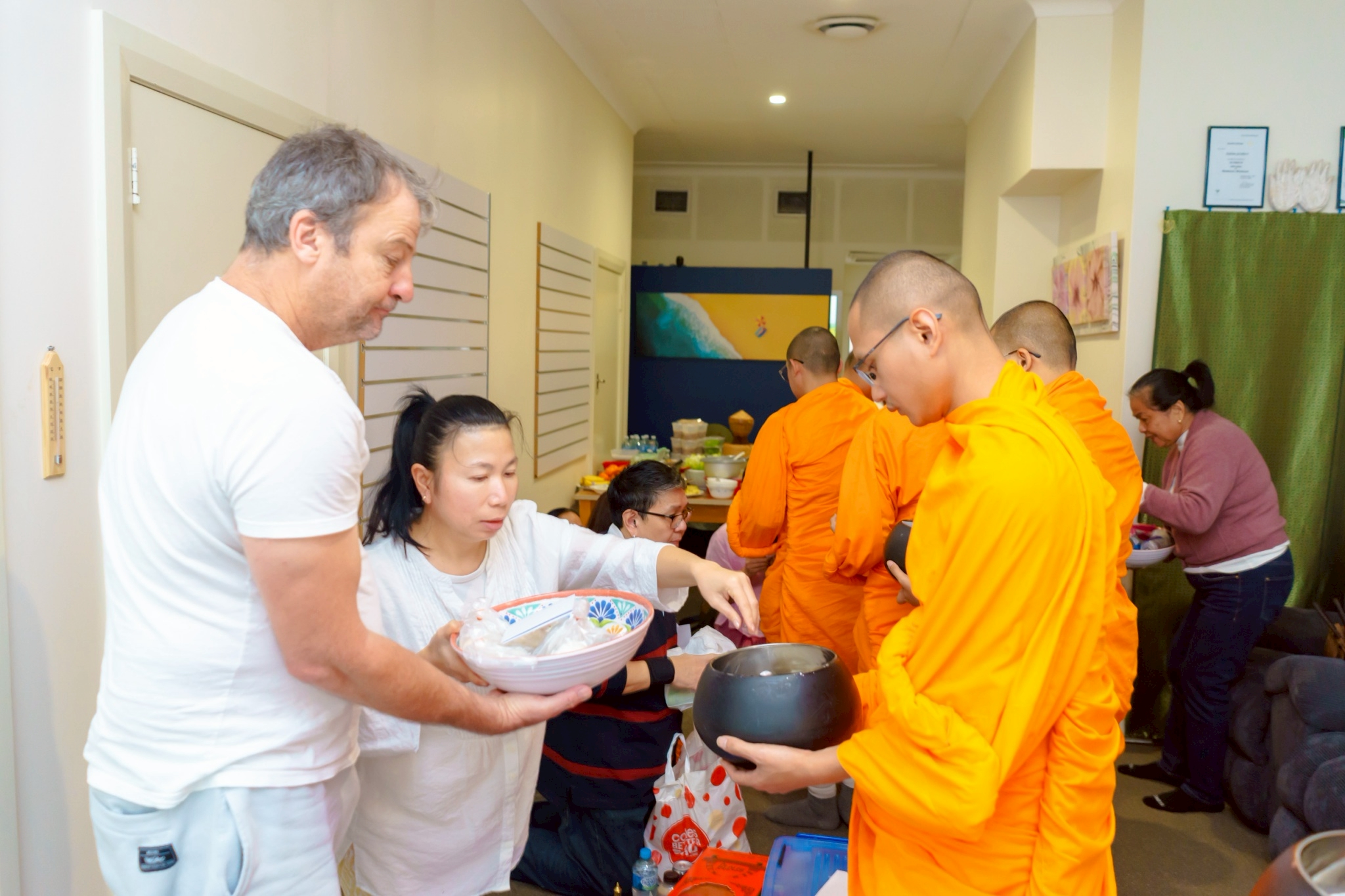 คณะสงฆ์แปรแถวรับบาตรจากพุทธศาสนิกชน ที่ได้พร้อมใจกันมาสั่งสมบุญร่วมกันในครั้งนี้