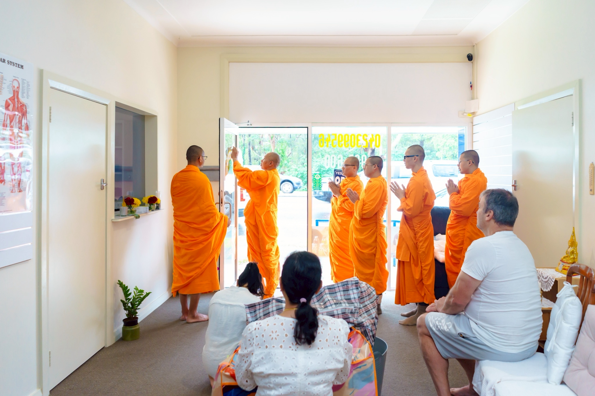 เจ้าของร้านอาหารไทยละลิน ไทย คิทเช่น (Lalin Thai Kitchen) ได้นิมนต์ท่านประธานสงฆ์ได้เจิมที่ป้ายหน้าร้านเพื่อความเป็นสิริมงคล