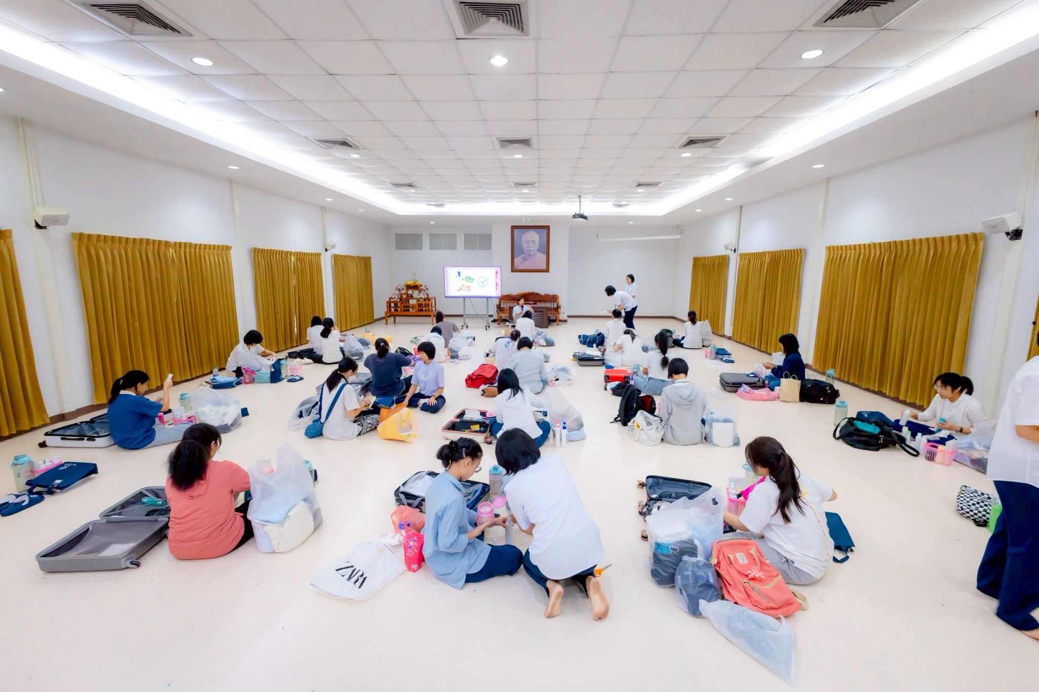 น้อง ๆ ธรรมทายาทหญิงได้รับฟังการปฐมนิเทศความเป็นอยู่ จัดสิ่งของสำหรับการอบรม