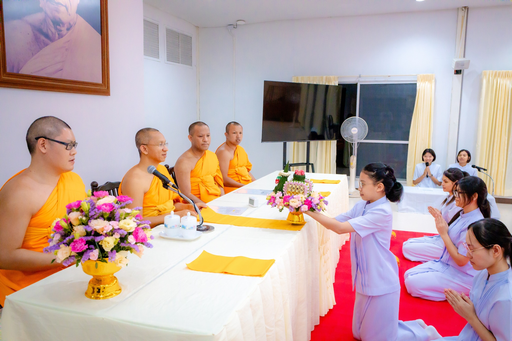 ตัวแทนธรรมทายาทหญิงจะได้น้อมถวายพานดอกไม้ พานธูปเทียน แด่ท่านประธานสงฆ์