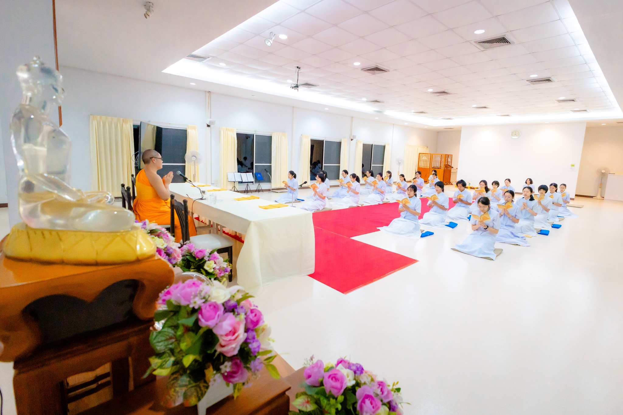 น้องๆ ที่เข้าอบรมจะได้ฝึกฝนอบรมตนเอง รวมทั้งรักษาศีล 8 ตลอดโครงการ