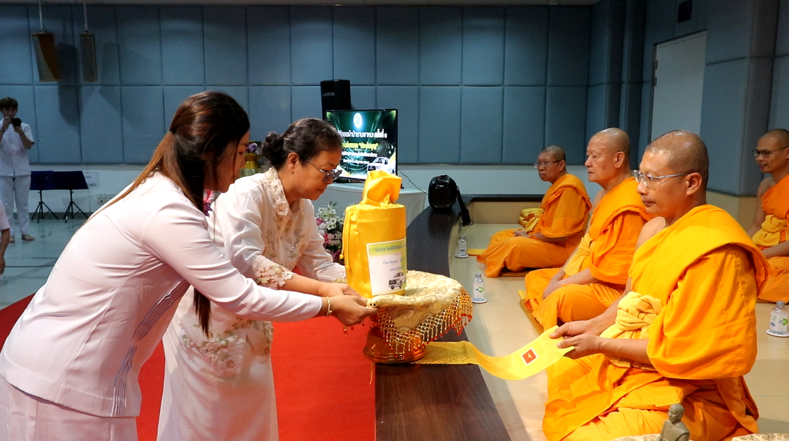ทุกท่านได้สละทรัพย์ที่หามาได้โดยยาก นำมาถวายทานด้วยความปลื้มปีติใจ