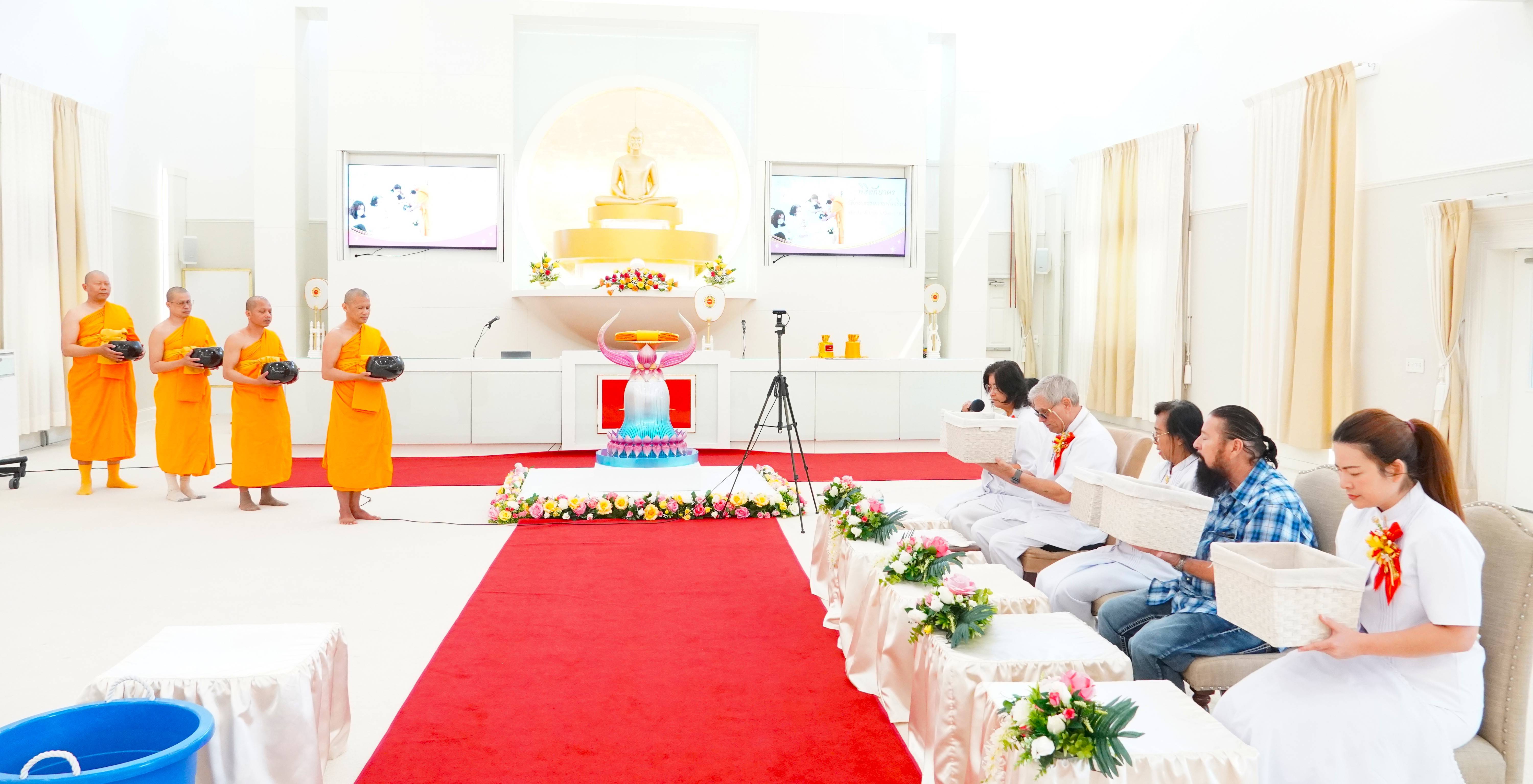 วัดพระธรรมกายฟลอริดา จัดพิธีทอดผ้าป่าบำรุงวัด