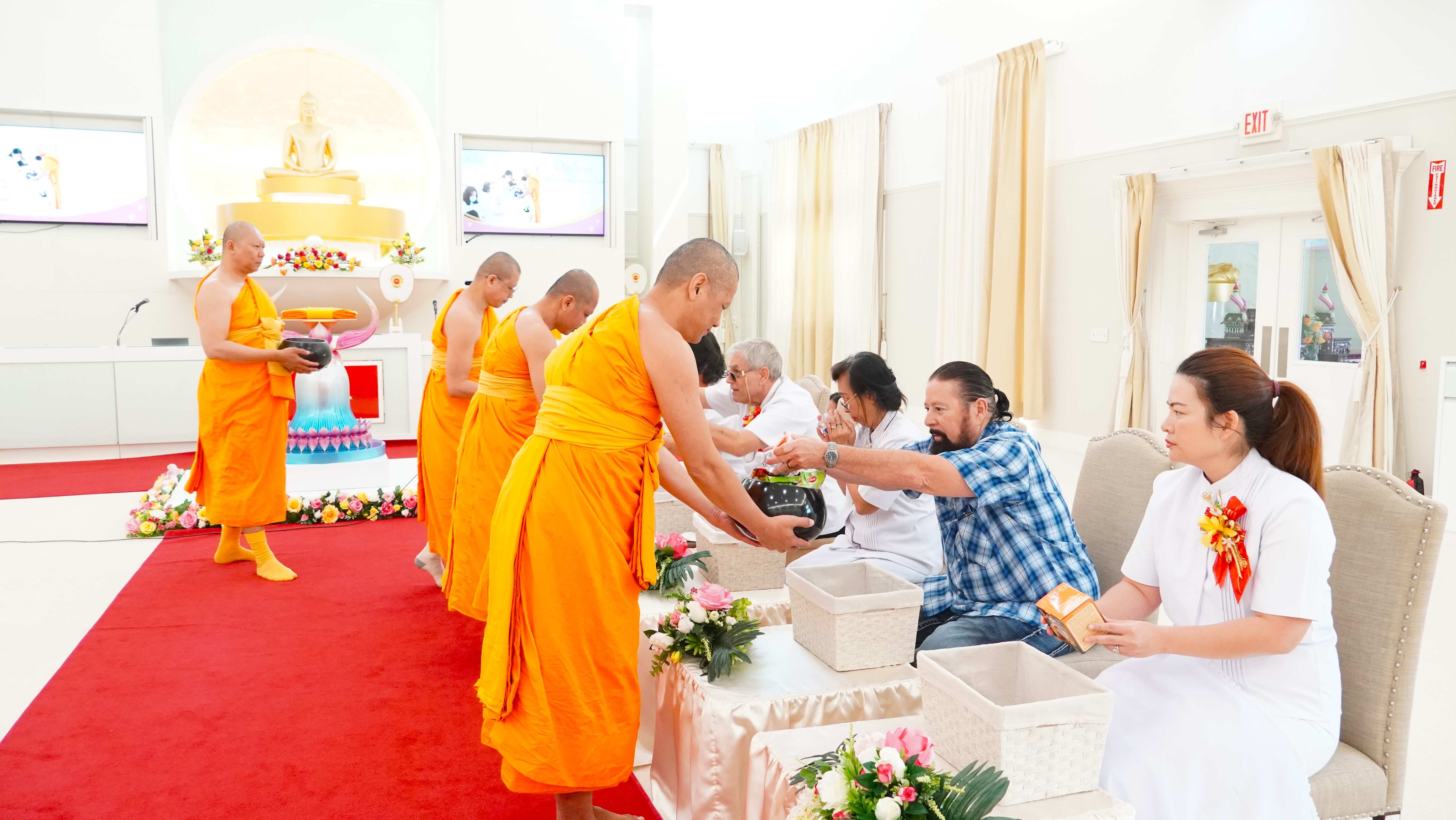 วัดพระธรรมกายฟลอริดา จัดพิธีทอดผ้าป่าบำรุงวัด