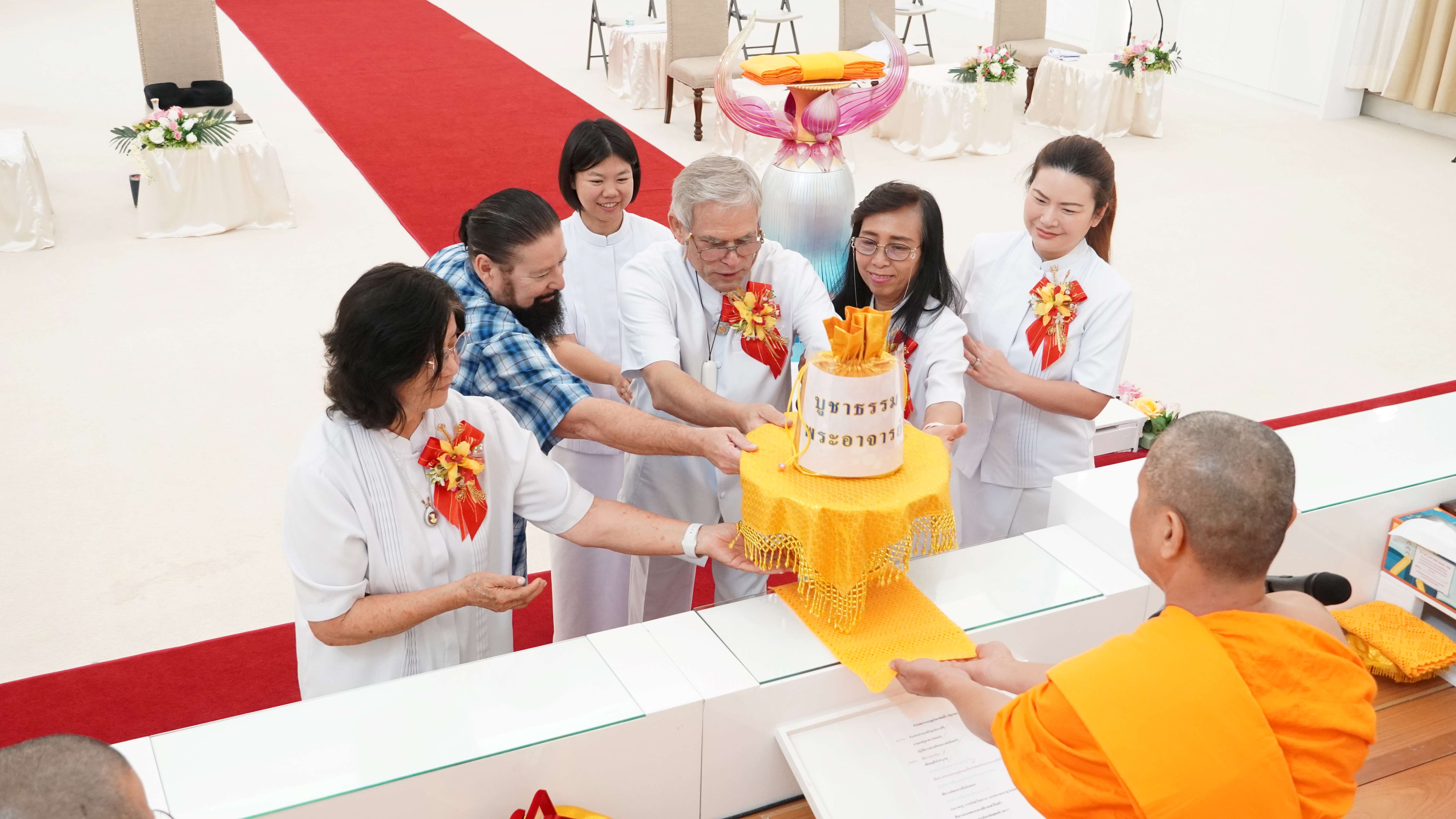 วัดพระธรรมกายฟลอริดา จัดพิธีทอดผ้าป่าบำรุงวัด