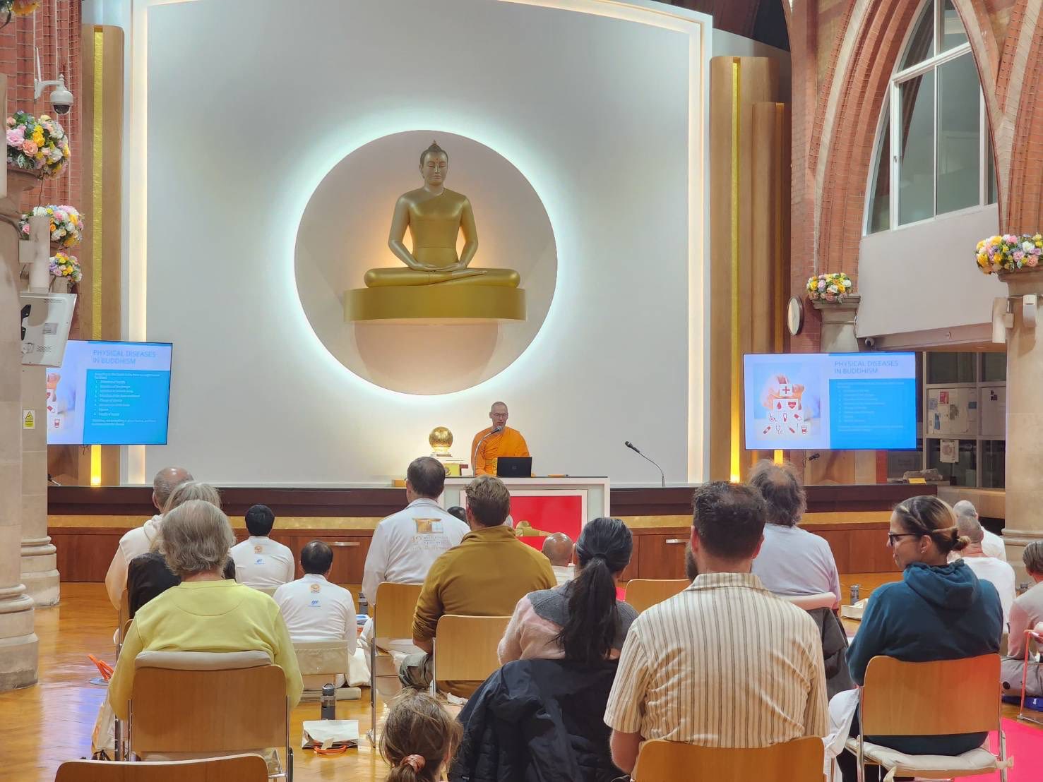วัดพระธรรมกายลอนดอน จัดปฏิบัติธรรมแก่ชาวท้องถิ่น