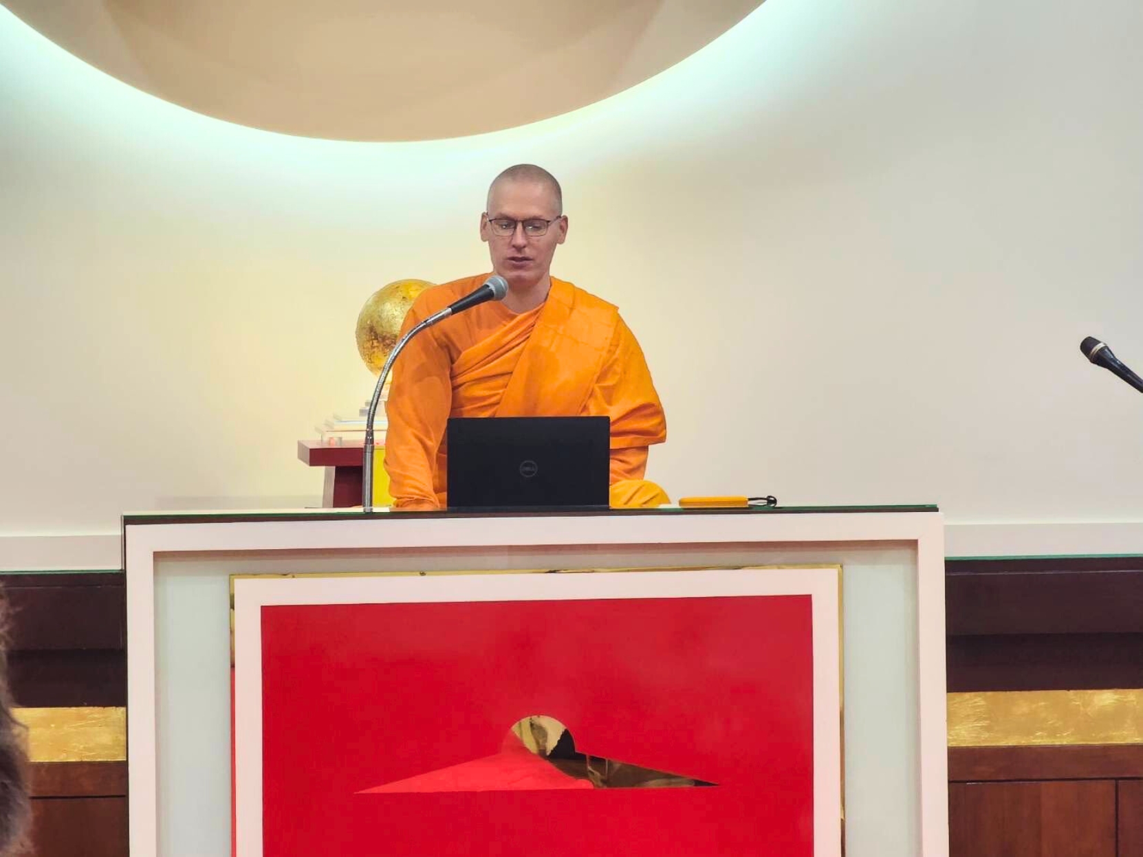 วัดพระธรรมกายลอนดอน จัดปฏิบัติธรรมแก่ชาวท้องถิ่น