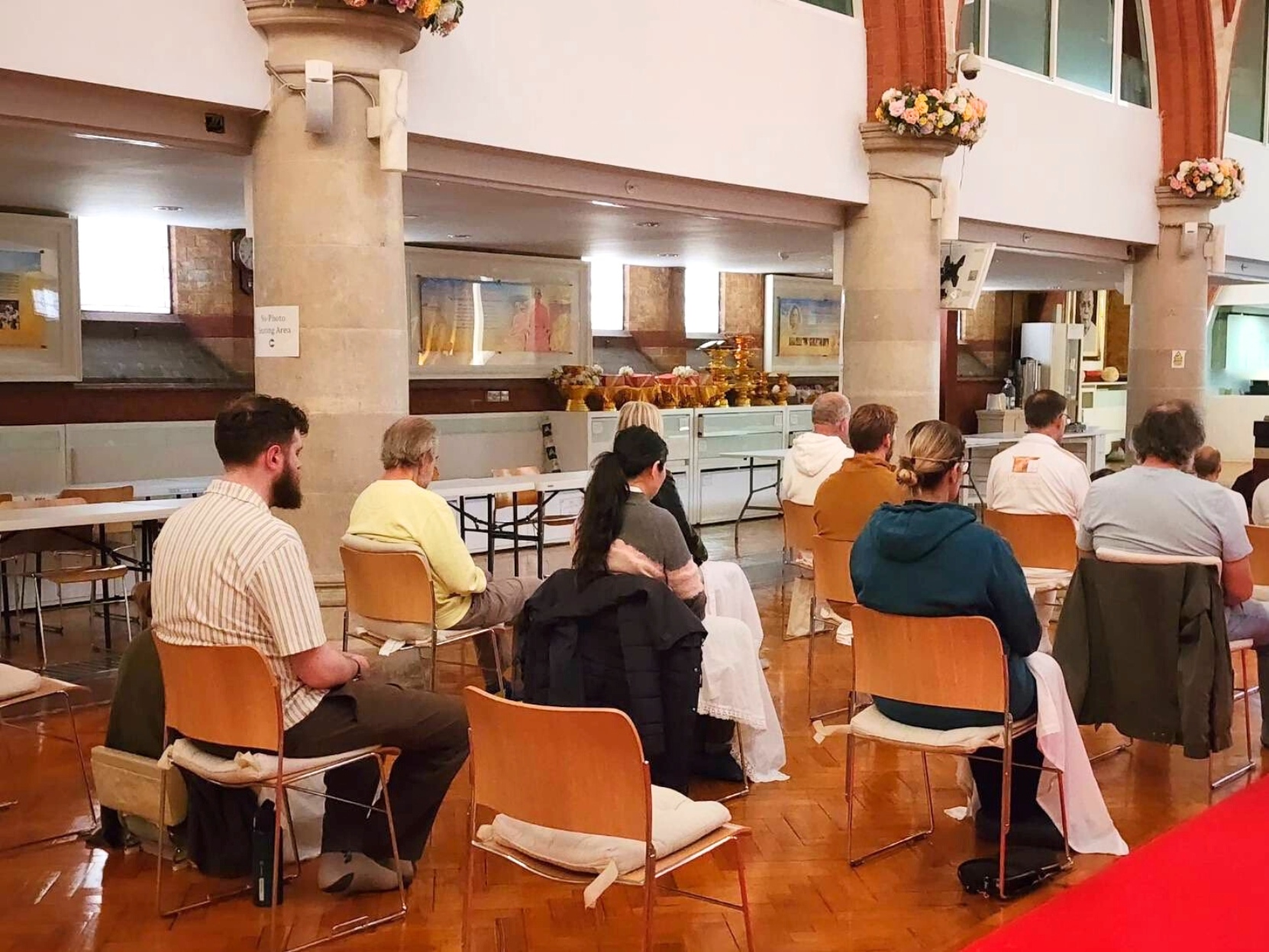 วัดพระธรรมกายลอนดอน จัดปฏิบัติธรรมแก่ชาวท้องถิ่น