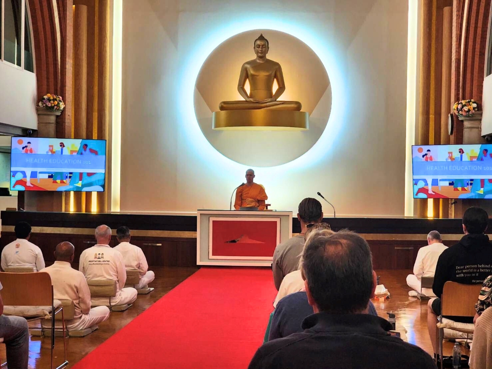 วัดพระธรรมกายลอนดอน จัดปฏิบัติธรรมแก่ชาวท้องถิ่น