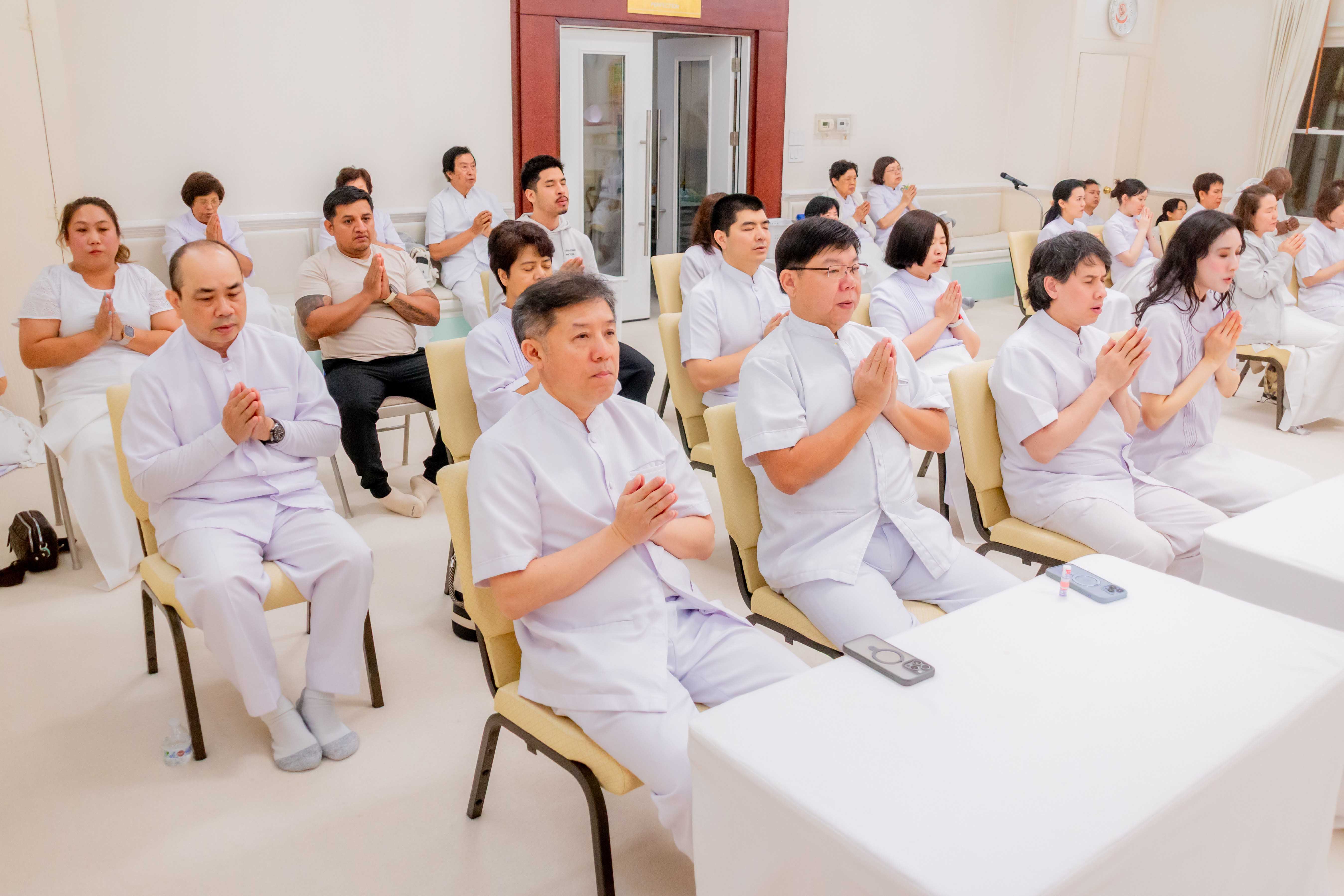 สาธุชนสวดมนต์บูชาพระรัตนตรัย