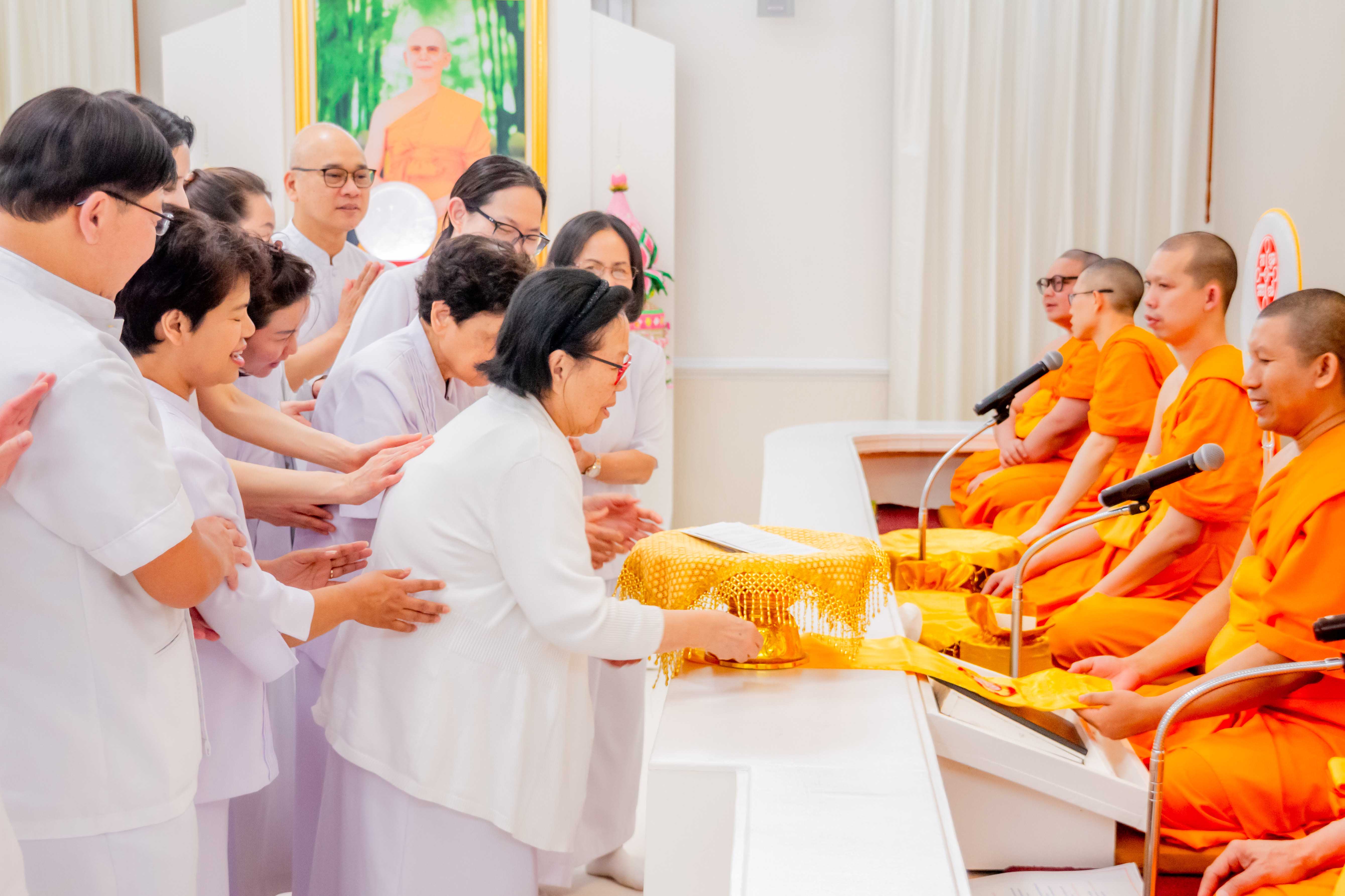 ประธานบุญพิธีและคณะเจ้าภาพได้น้อมถวายจตุปัจจัยไทยธรรมแด่ท่านประธานสงฆ์