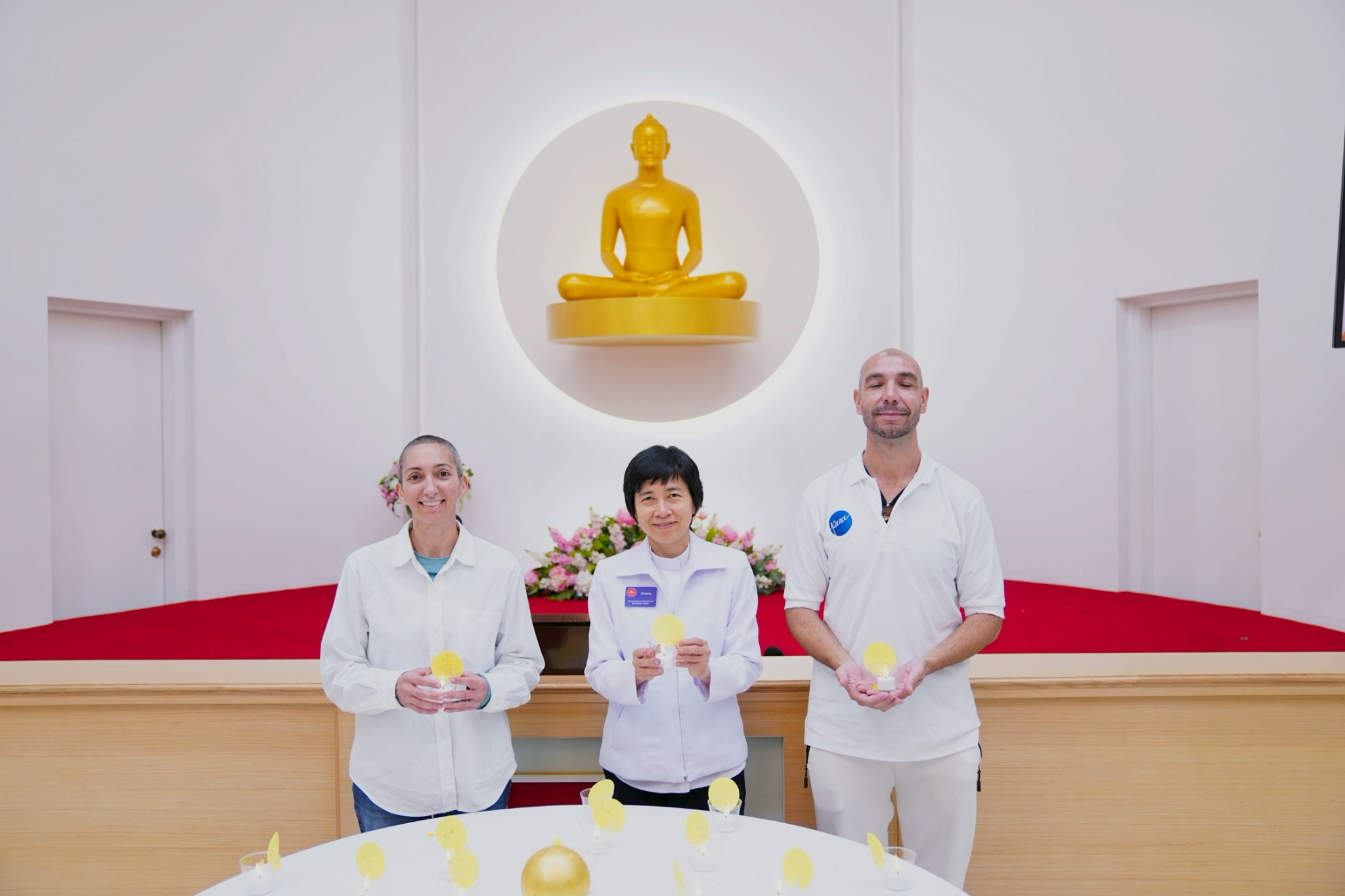 ร่วมกันวางโคมประทีปเพื่อเป็นสัญลักษณ์ของความเป็นหนึ่งเดียวกันในการขยายสันติภาพ