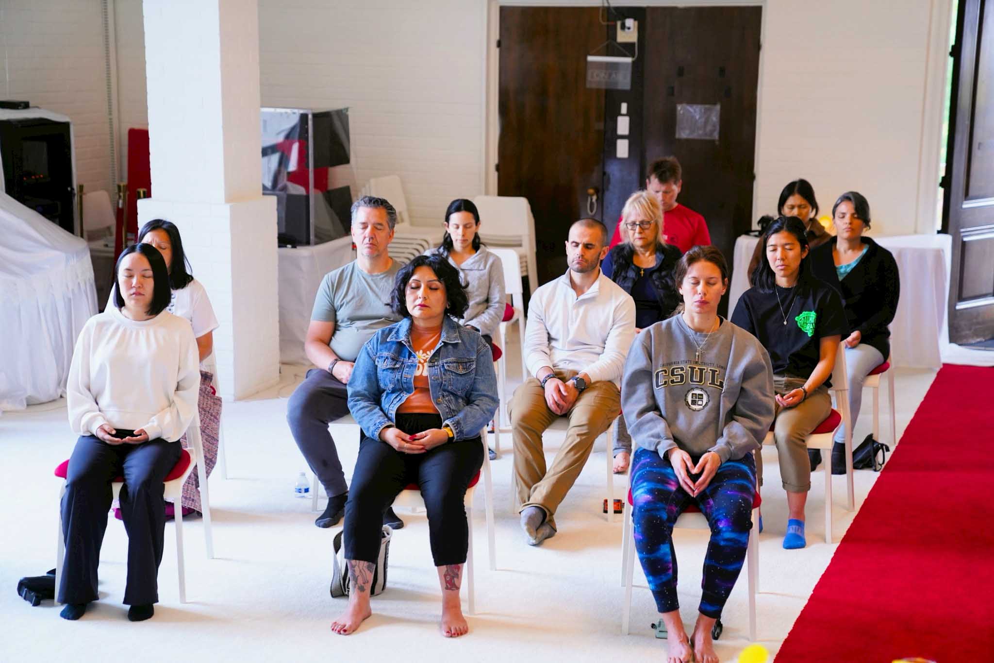 ร่วมกันนั่งสมาธิในวันพระจันทร์เต็มดวงพร้อมกับวัดพระธรรมกายในภาคพื้นอเมริกาและแคนาดา