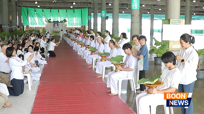 ผู้ปกครองได้ร่วมตัดปอยผมเป็นอันดับแรก ได้จรดกรรไกรบนเส้นผมของนาคธรรมทายาทด้วยความปลาบปลื้มปีติใจ